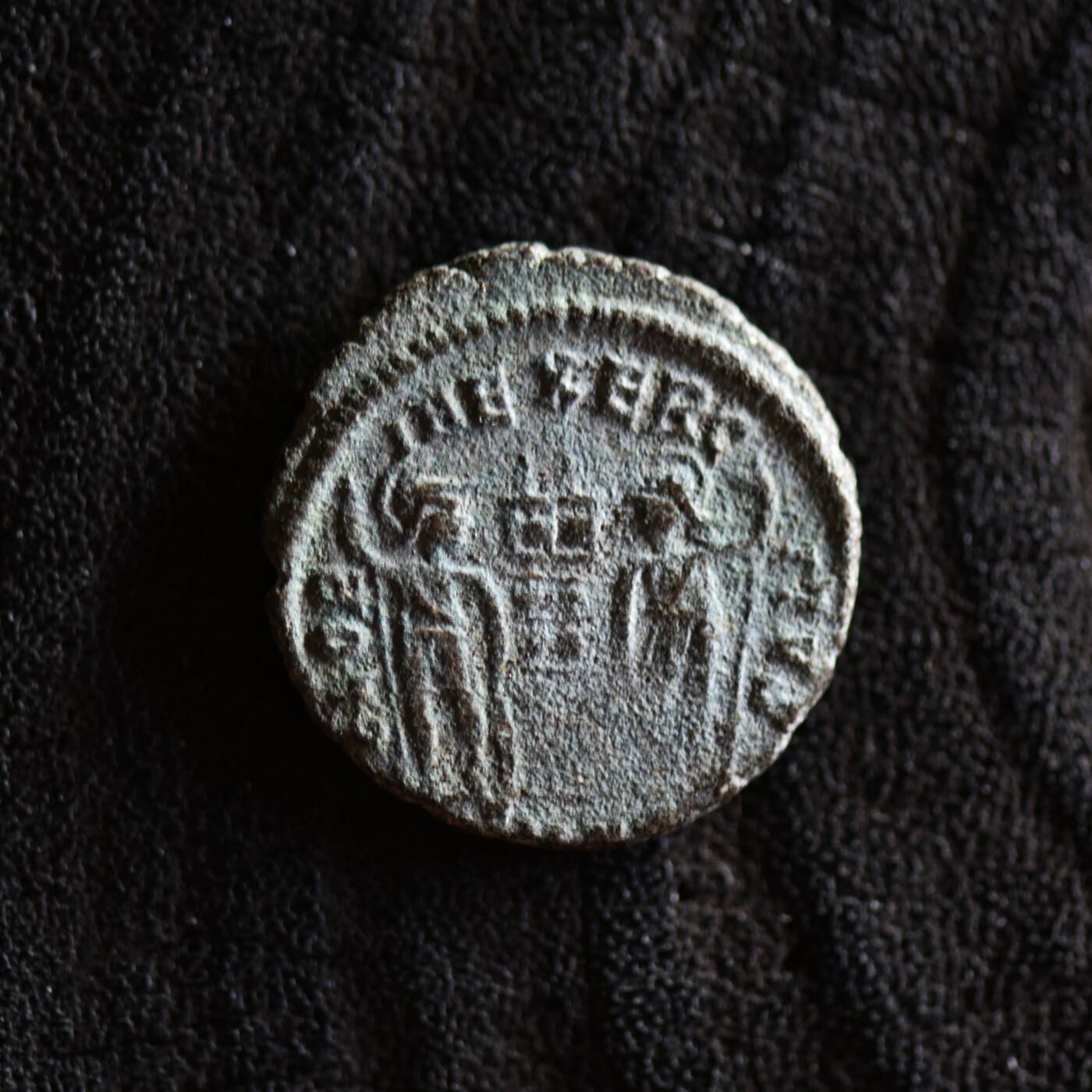 【良泉】【2025年最后一场】12月18日晚19.30点开拍！188组【直播场】西方古代钱币、丝路杂项、印章！ 公元337-361年【古罗马】君士坦提乌斯二世“士兵军旗”铜币，2.2克