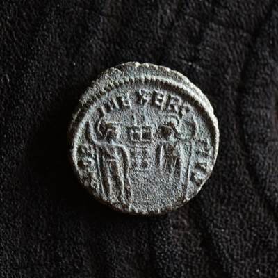 【良泉】【2025年最后一场】12月18日晚19.30点开拍！188组【直播场】西方古代钱币、丝路杂项、印章！ - 公元337-361年【古罗马】君士坦提乌斯二世“士兵军旗”铜币，2.2克