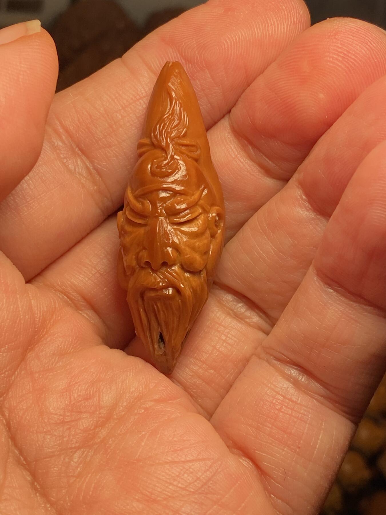 中国非物质文化遗产，苏工核雕 福利苏工核雕，纯手工雕刻，老苏工留刀痕关二哥个性十足，等待有缘人尺寸1。6x4.8喜欢的来