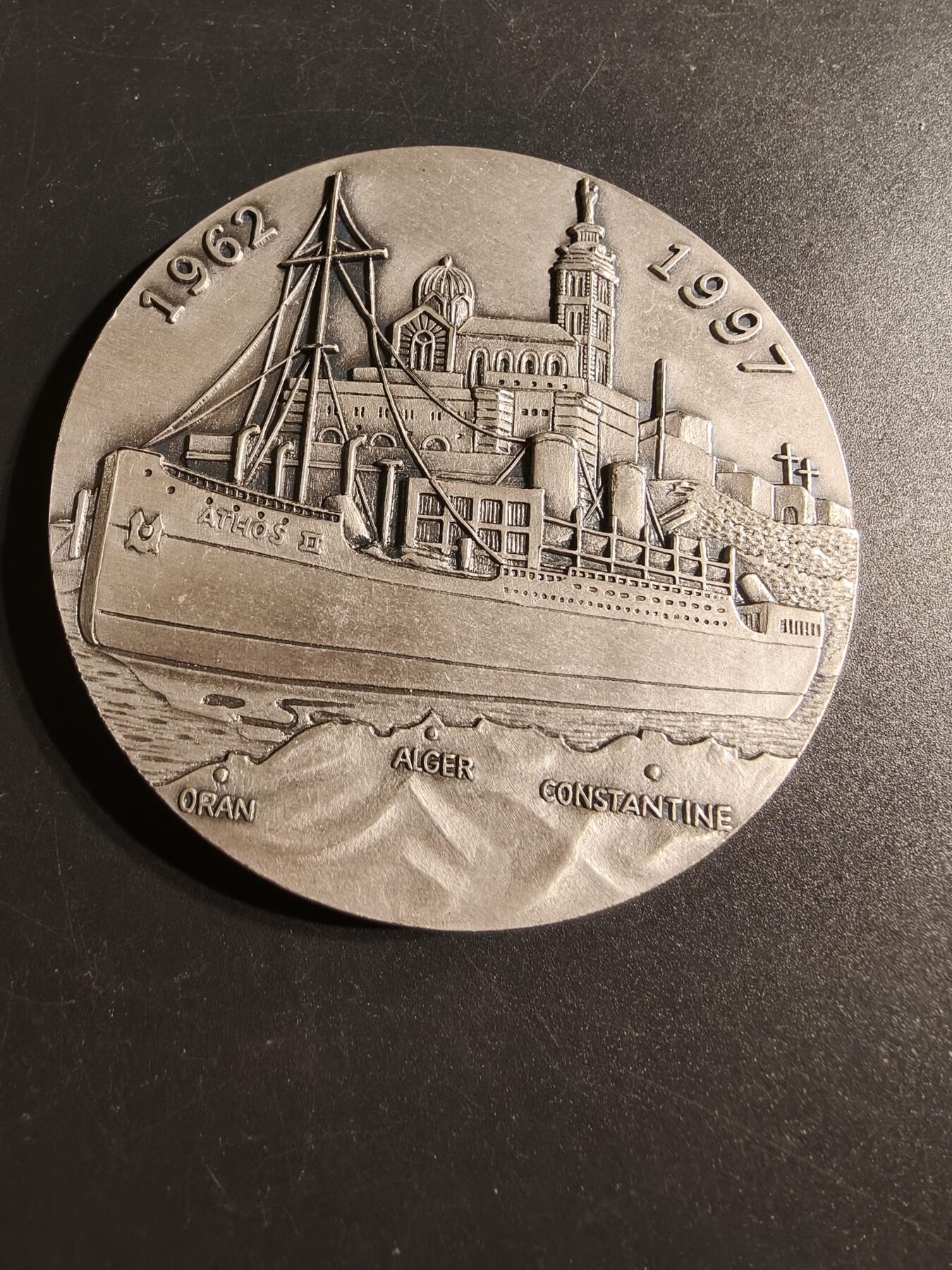 老王徽章第167期 法国全国退伍老兵协会阿尔及利亚战争停火35周年纪念章     原盒      直径78mm.    重量191.5g