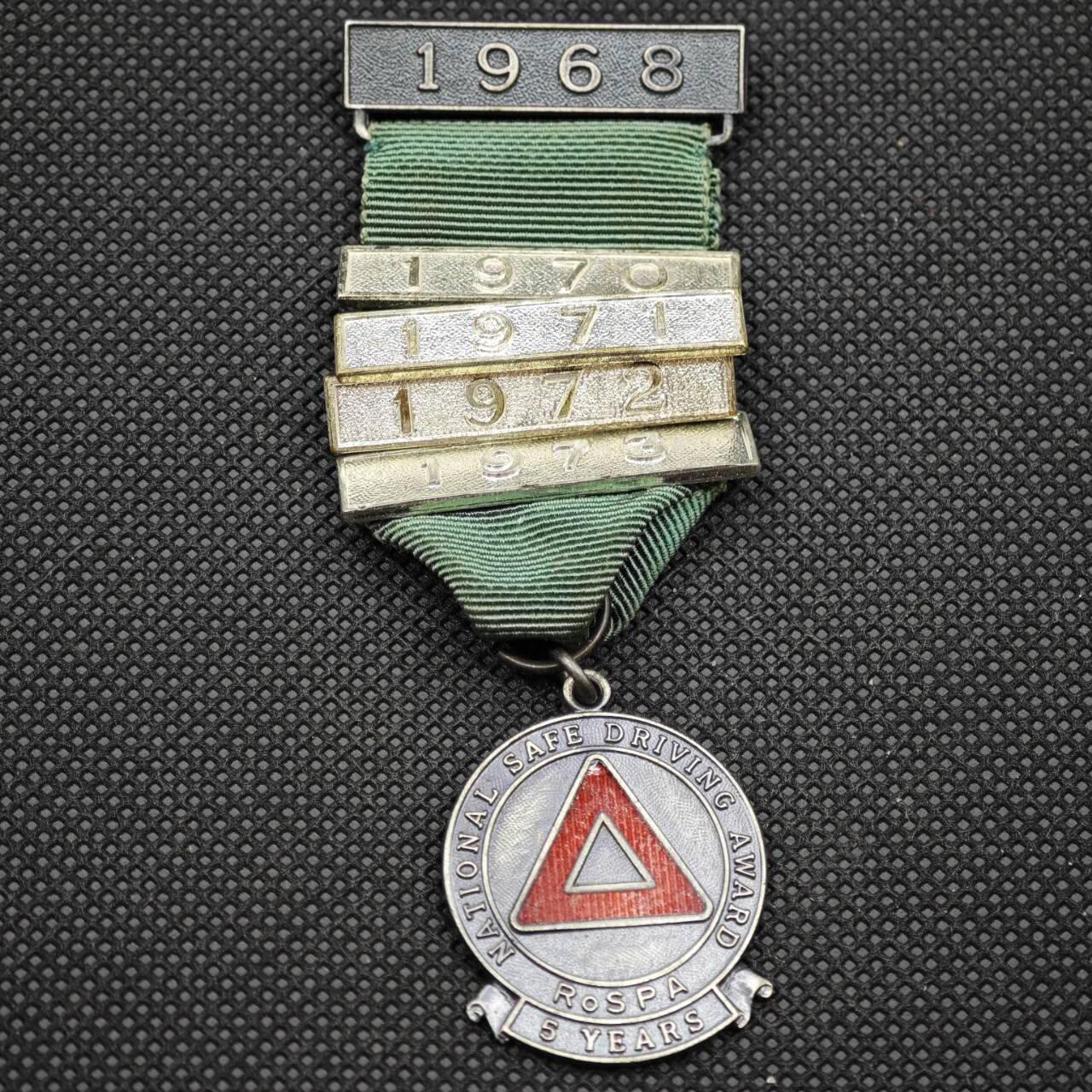 【淘币小摊】限时拍第八百一十六拍  纪念章场  满百包邮可预留两周  周一统一发货    英国1968-1973年安全驾驶竞赛奖章直径28mm