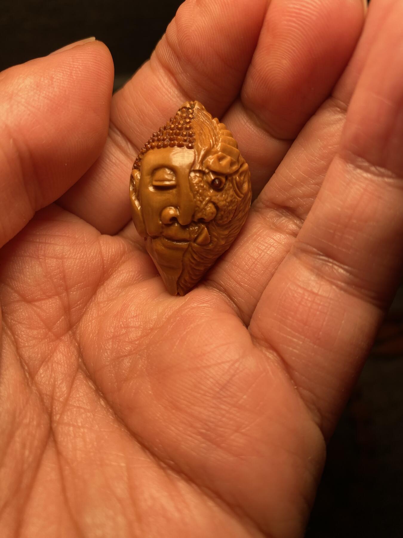 中国非物质文化遗产，苏工核雕 福利苏工核雕，纯手工雕刻，老苏工一念佛魔，个性十足，等待有缘人尺寸2。29x3.55喜欢的来