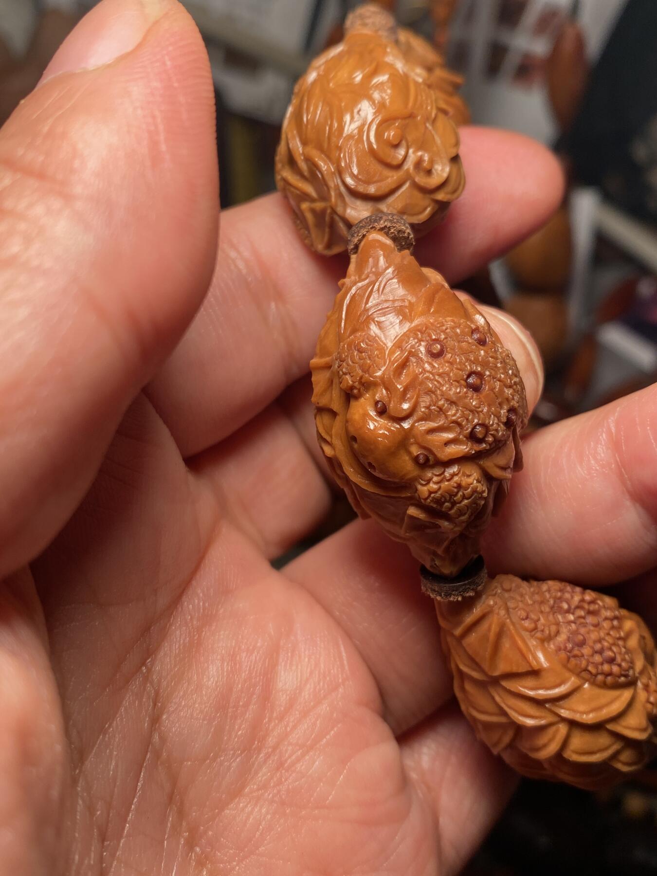 中国非物质文化遗产，苏工核雕 福利苏工核雕，纯手工雕刻，老苏工全刀工深雕，招财进宝，7星金蟾，个性十足，等待有缘人，市场无同款，尺寸2。15x3.5喜欢的来