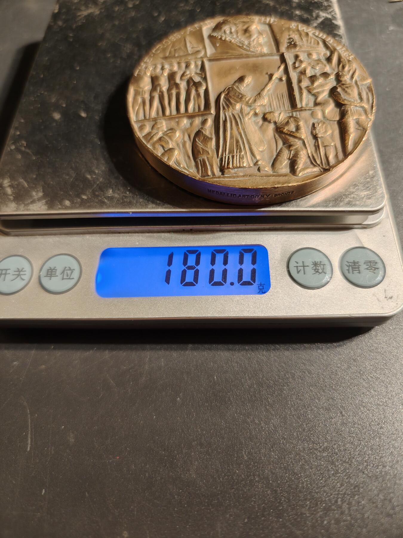 老王徽章第167期 美国佛罗里达州圣奥古斯丁市建立400周年大铜章     高浮雕     正面描绘了传教士和士兵到达的场景     直径64mm.    重量180g