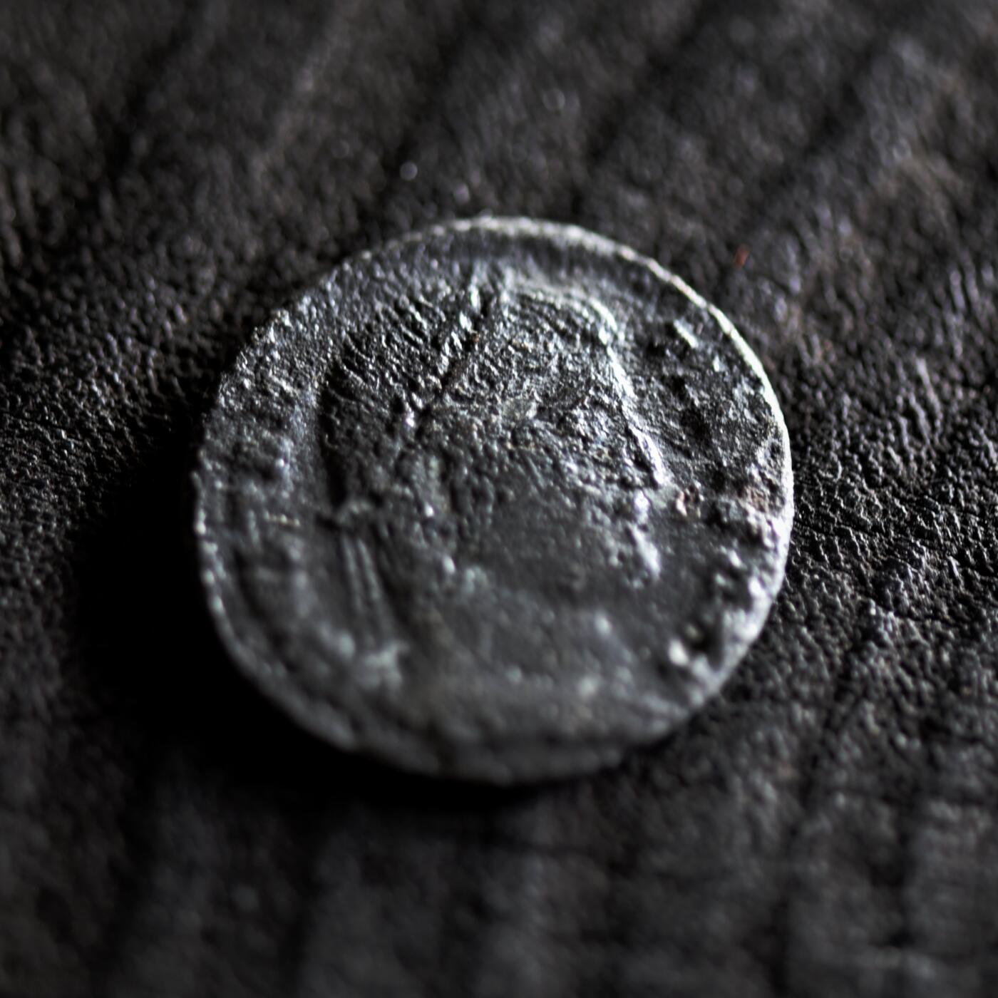 【良泉】【2025年最后一场】12月18日晚19.30点开拍！188组【直播场】西方古代钱币、丝路杂项、印章！ 公元324-326年【古罗马】君士坦丁大帝“军塔营门”铜币，基齐库斯造币厂打制，2.21克