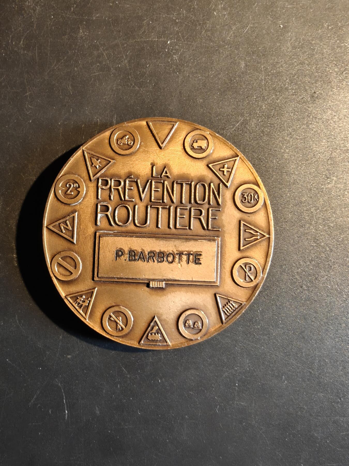 老王徽章第167期 法国道路交通安全委员会大铜章    直径72mm     重量190g