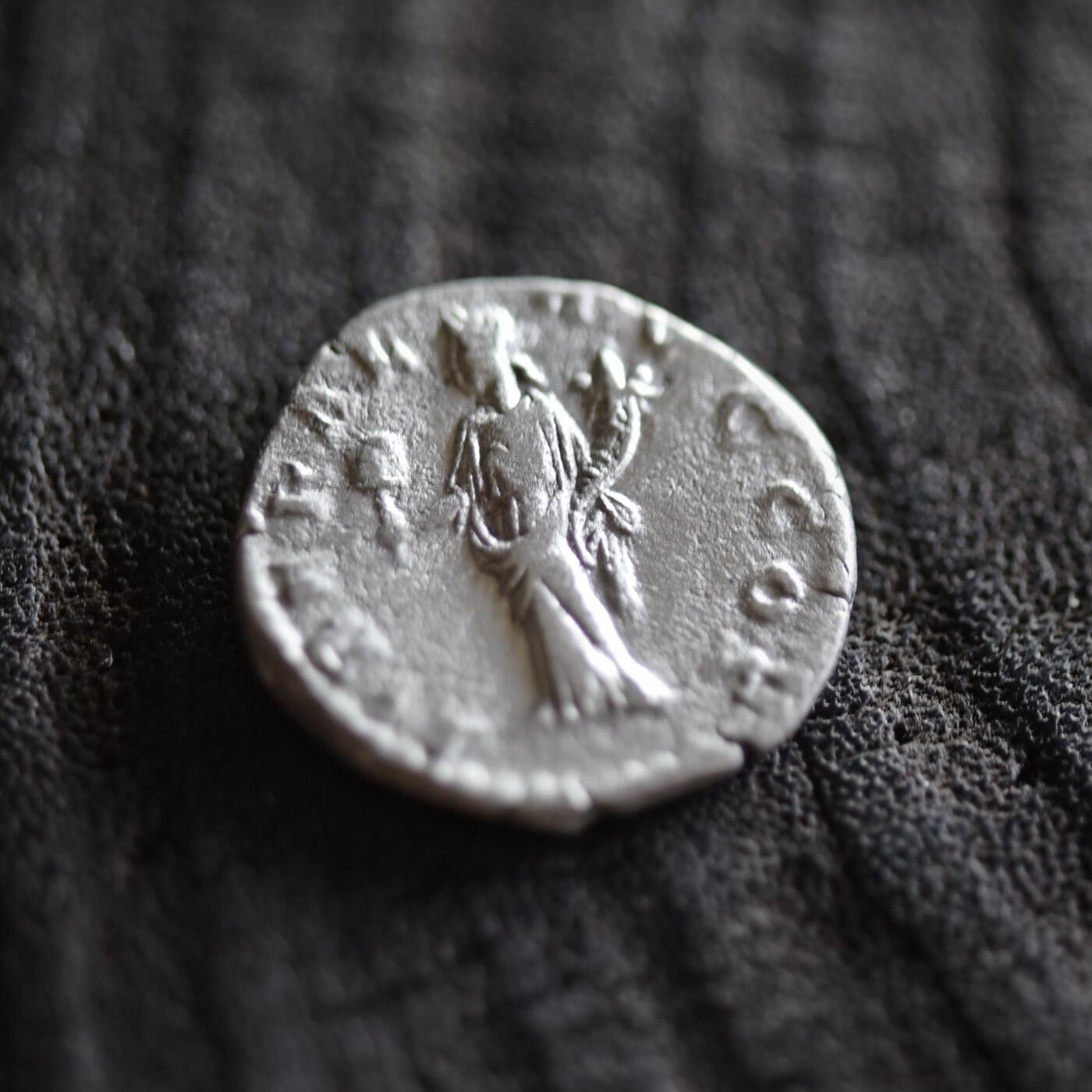 【良泉】【元旦直播场】1月1日晚19.30点开拍！208组西方古代钱币、日本朝鲜花钱 公元194-195年【古罗马】塞普提米乌斯·塞维鲁，背慷慨女神（既是一种美德，也是一种帝国宣传手段，由一位女神化身，代表皇帝向公众赠送礼物（congiarium）2.96克