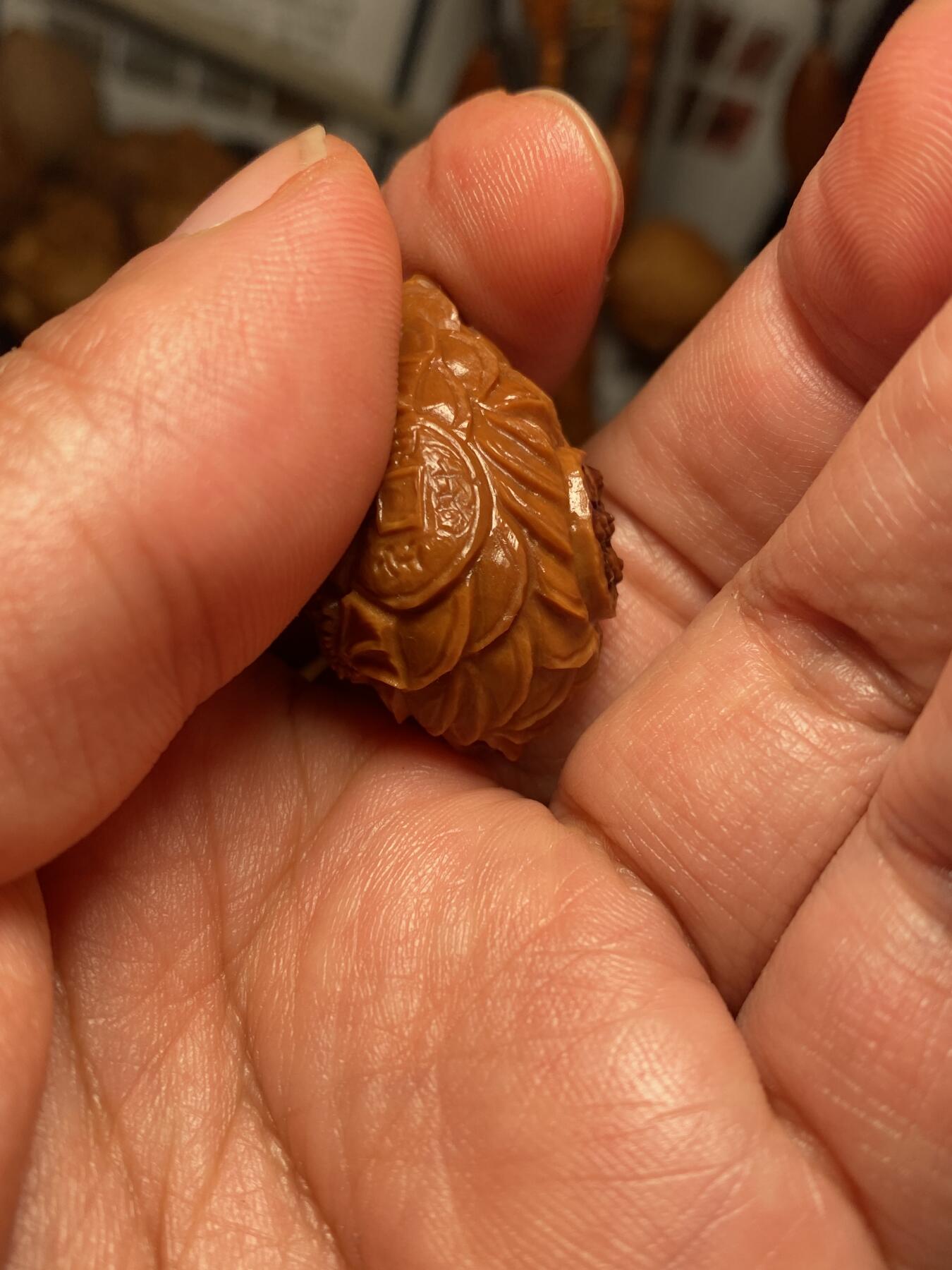 中国非物质文化遗产，苏工核雕 福利苏工核雕，纯手工雕刻，老苏工好运连连，招财进宝，金蟾，个性十足，等待有缘人，市场无同款，尺寸2。15x3.3喜欢的来