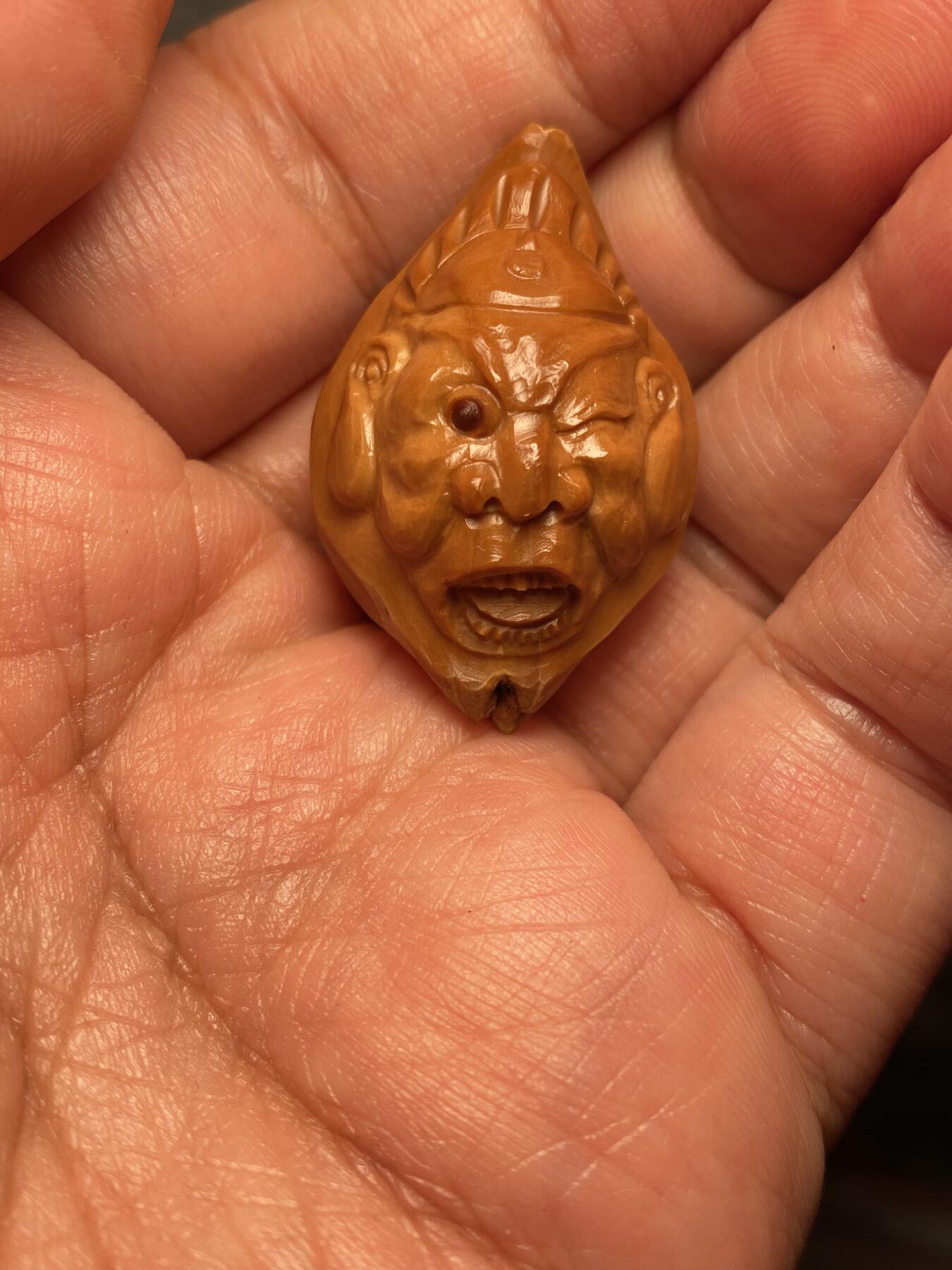 中国非物质文化遗产，苏工核雕 福利苏工核雕，纯手工雕刻，老苏工锦衣卫，个性十足，等待有缘人，市场无同款，尺寸2。35x3.6喜欢的来