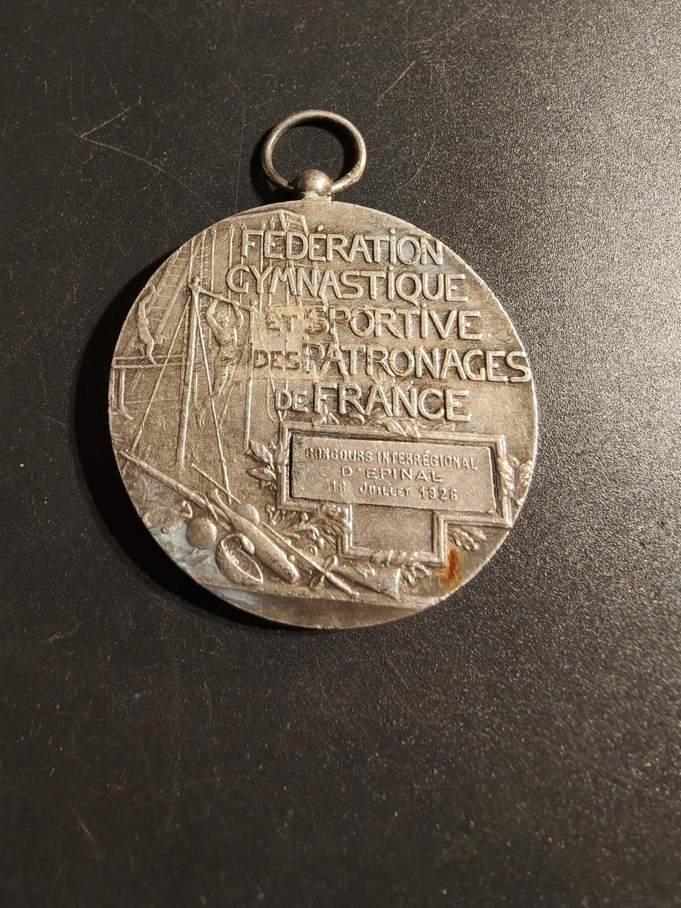 老王徽章第167期 法国体育协会镀银铜奖章     直径44mm.    重量43.3g