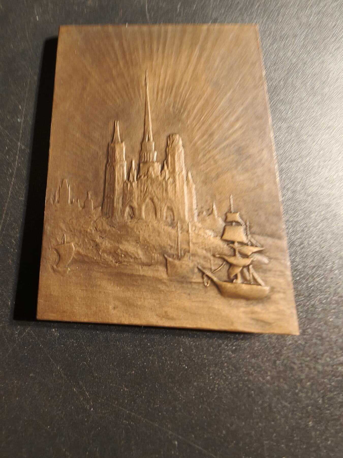 老王徽章第167期 法国诺曼底传统女性方形大铜章     高浮雕     尺寸63×44mm.    重量106.7g