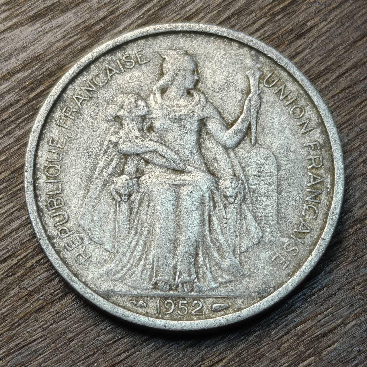 【铜匠收藏】★第134场★散币场，无佣金，30包邮。不满30元，支付5元运费。《接受代拍 代送NGC评级》 法属波利尼西亚 1952年 5法郎 铝币