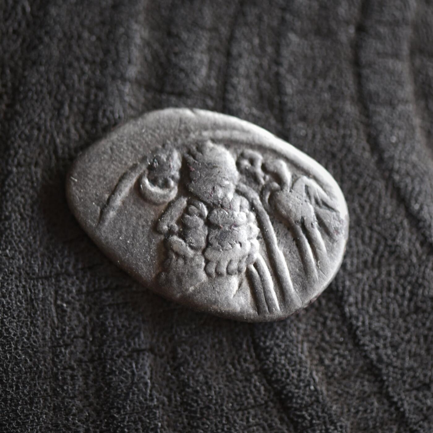 【良泉】【2025年最后一场】12月18日晚19.30点开拍！188组【直播场】西方古代钱币、丝路杂项、印章！ 公元前2-公元4年【帕提亚】弗拉特斯五世【小弗拉特斯（Phraataces）穆萨女王共治】，一德拉克马银币 ，3.2克