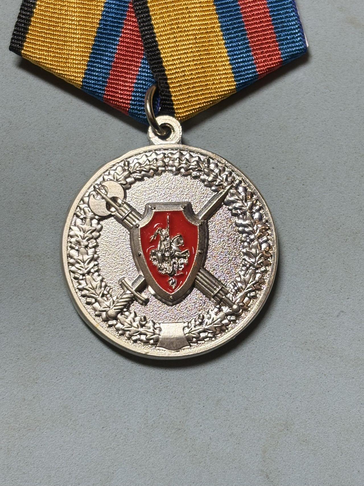 盛世勋华——号角文化勋章邮票专场拍卖第291期 俄罗斯国防部“维护法律与秩序奖章”，2014年设立的部门级专项荣誉奖章，授予俄军现役/退役军事人员、文职人员，以及协助俄军维护法纪的公民，该奖章是俄军内部规范管理、激励法纪维护工作的重要荣誉标志，主要与军事警察、部队纪律管理岗位关联。