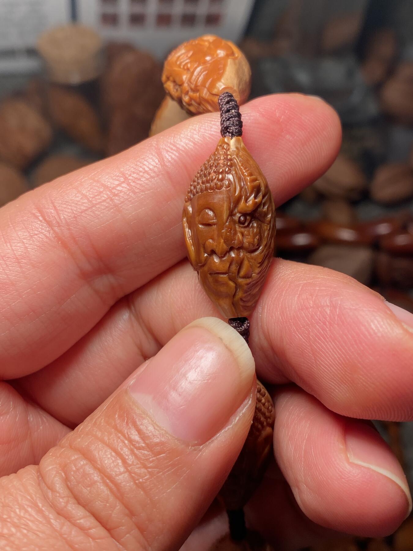 中国非物质文化遗产，苏工核雕 福利苏工核雕，纯手工雕刻，老苏工20年老核佛魔小脖挂，个性十足，等待有缘人尺寸1。4x2.6喜欢的来