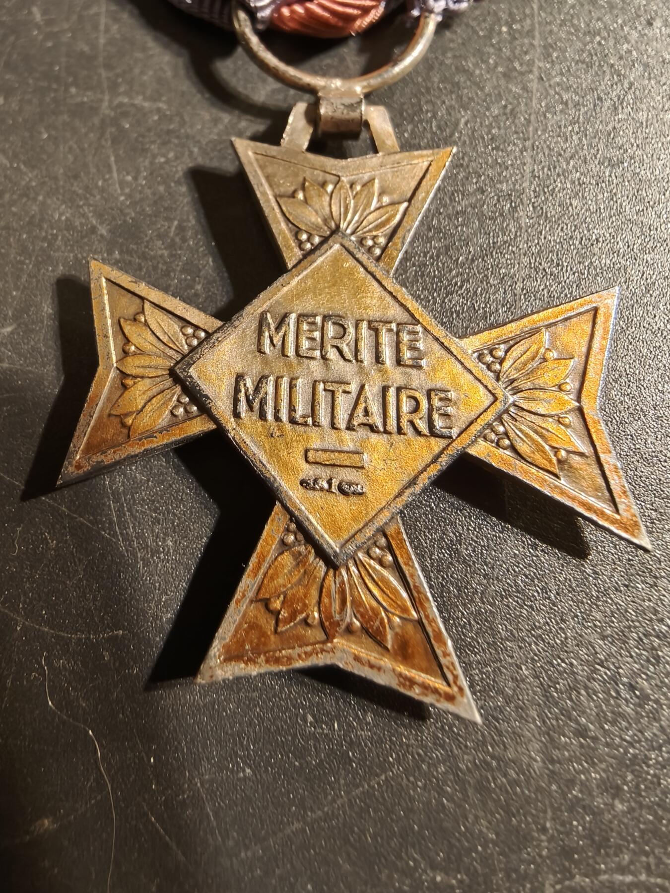 老王徽章第167期 法国军事志愿者十字勋章    四共早期950银版本    原盒