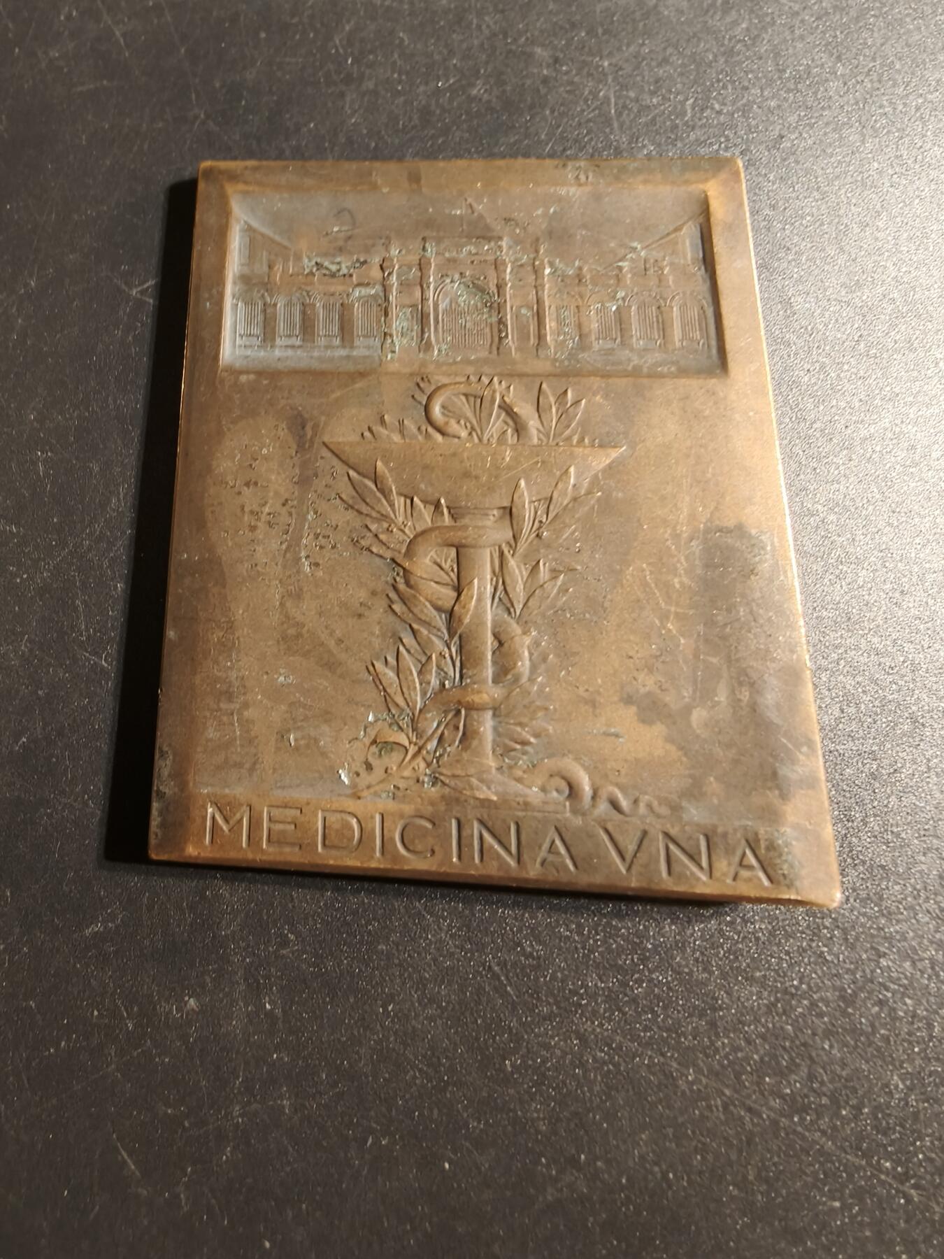 老王徽章第167期 法国口腔科专家路易·卢梭-德塞勒教授方形大铜章    高浮雕    尺寸51×66mm.    重量119.2g