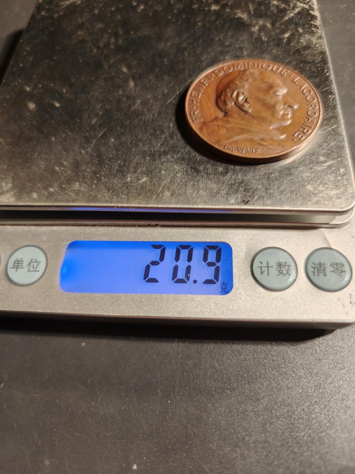 老王徽章第167期 法国苏雷兹学校大铜章     正面为法国著名政治家拉克代尔     直径36mm.    重量20.9g