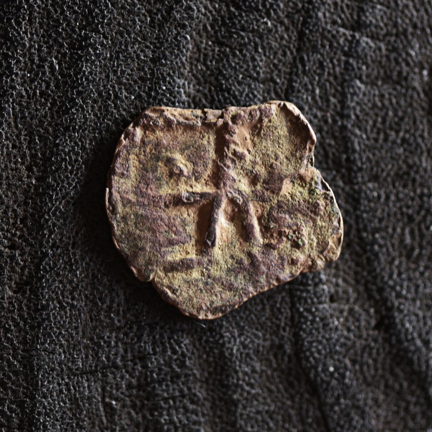 【良泉】【2025年最后一场】12月18日晚19.30点开拍！188组【直播场】西方古代钱币、丝路杂项、印章！ 公元 195-230年【古印度】巴克特里亚地区的柔然人模仿贵霜钱币样式打制的小铜币，0.95克