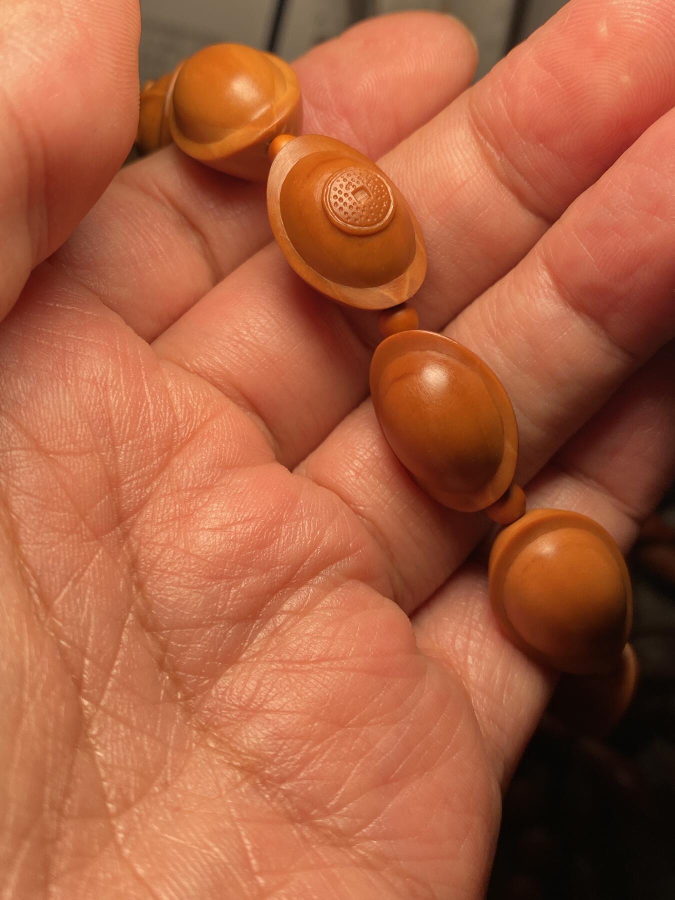 中国非物质文化遗产，苏工核雕 福利苏工核雕，纯手工雕刻，铁核招财进宝，万事如意手串，个性十足，等待有缘人，市场无同款，尺寸1.5x2。0喜欢的来