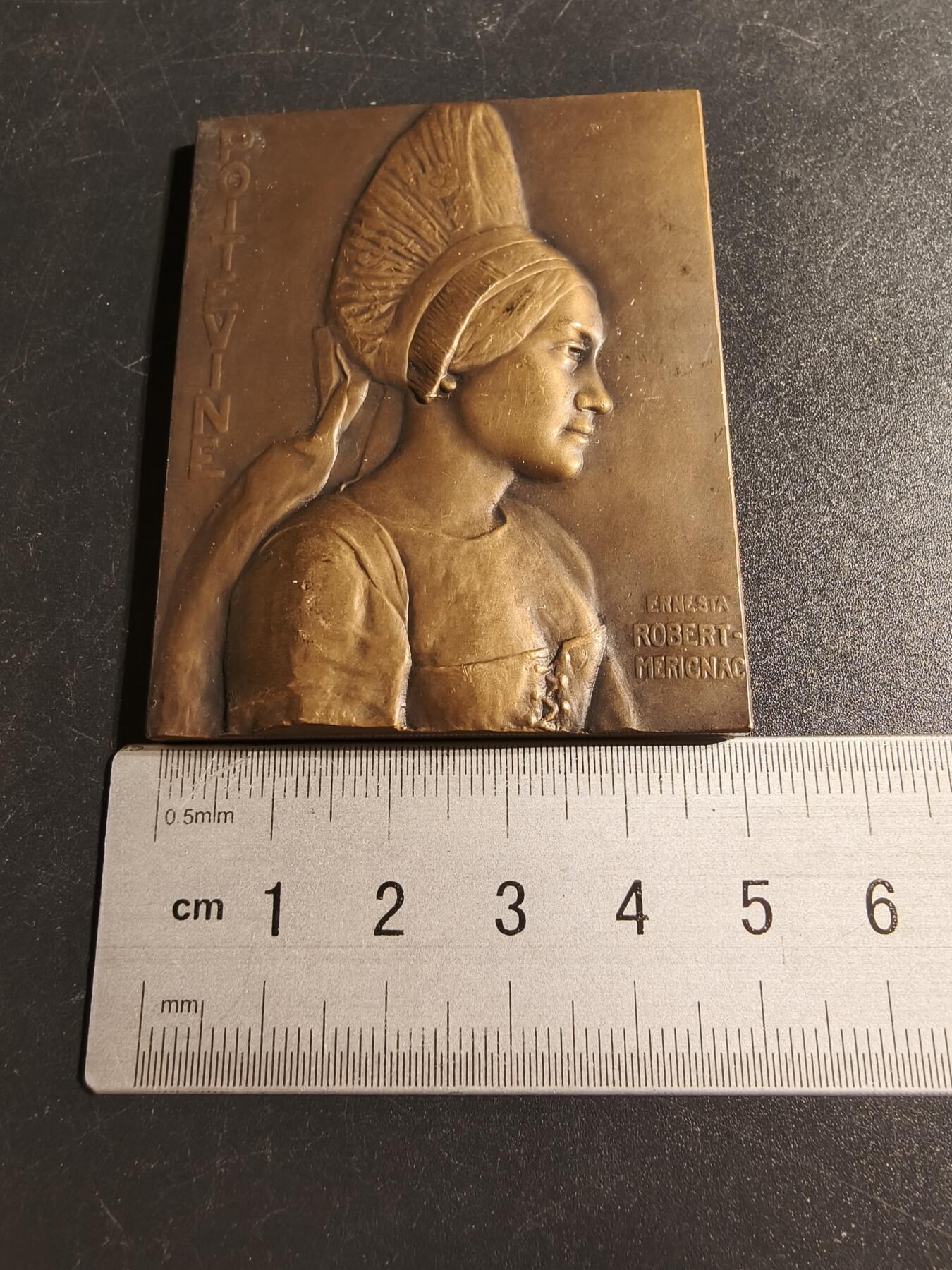 老王徽章第167期 法国波瓦图传统女性方形大铜章     高浮雕     尺寸64×48mm.    重量123.9g