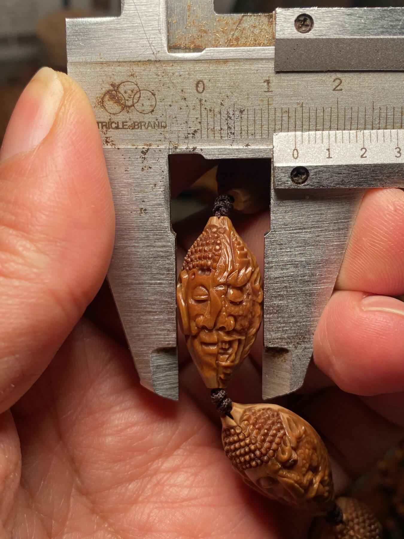 中国非物质文化遗产，苏工核雕 福利苏工核雕，纯手工雕刻，老苏工20年老核一念之间，个性十足，等待有缘人尺寸1。4x2.75喜欢的来