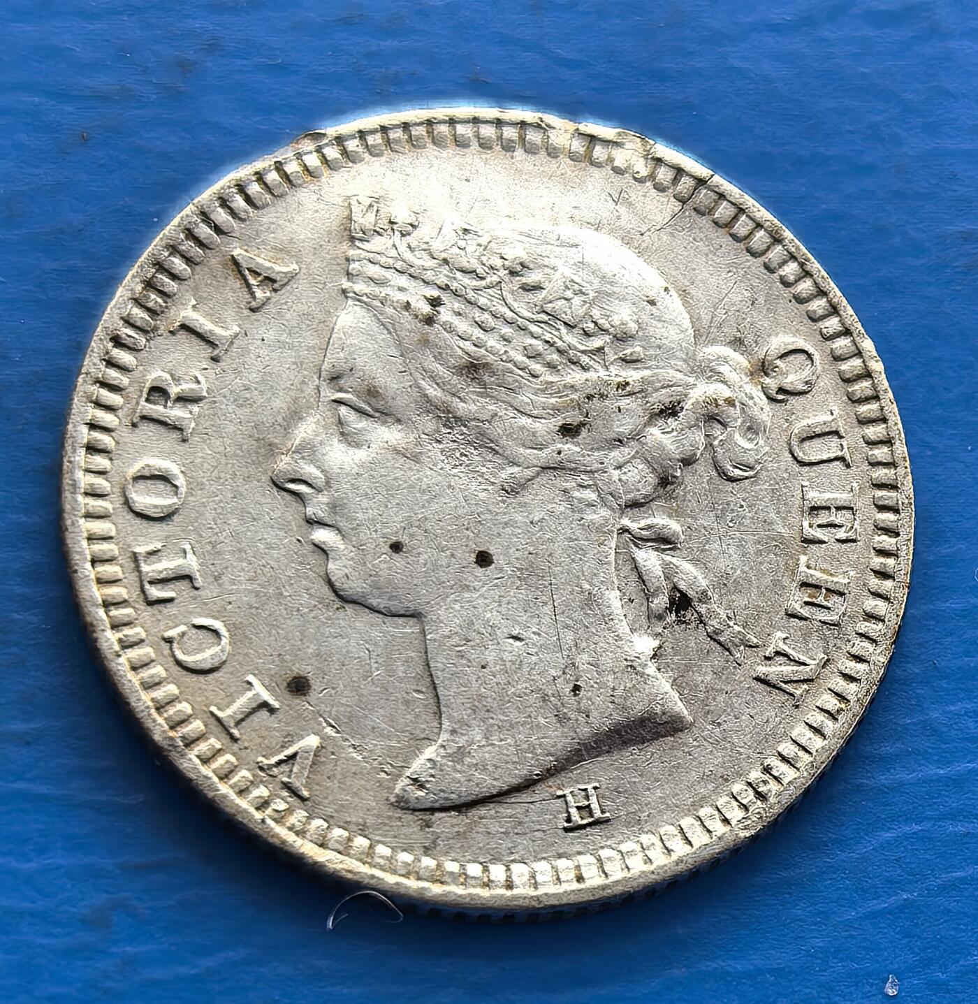 外国优质老铜币银币，周六九点倒数截拍，满百包邮，可寄存半年，喜欢朋友微信扫描二维码可直接参拍 香港1890年五仙银币H版，有不平