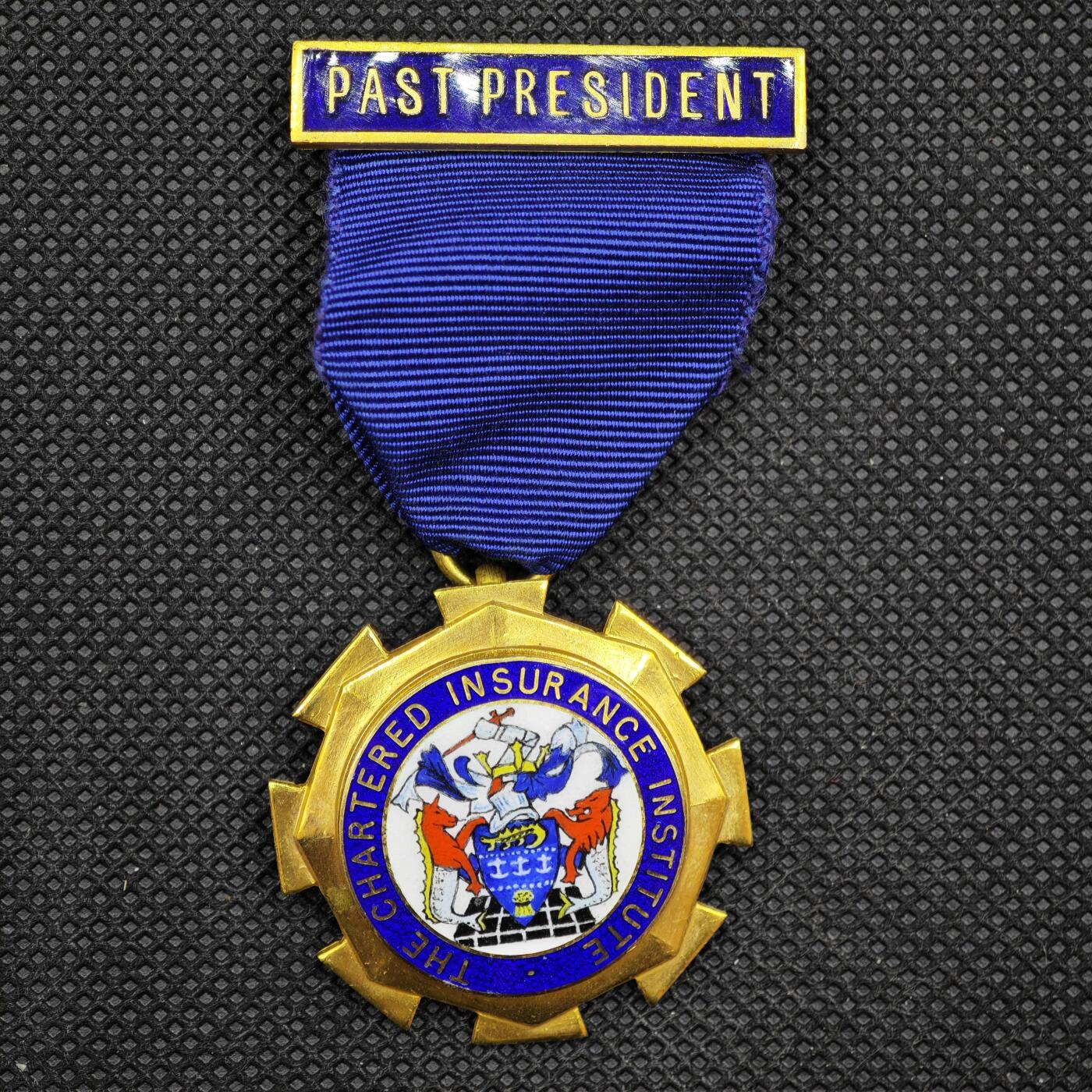 【淘币小摊】限时拍第八百一十六拍  纪念章场  满百包邮可预留两周  周一统一发货   英国特许保险学会（CII）前主席纪念奖章直径36mm