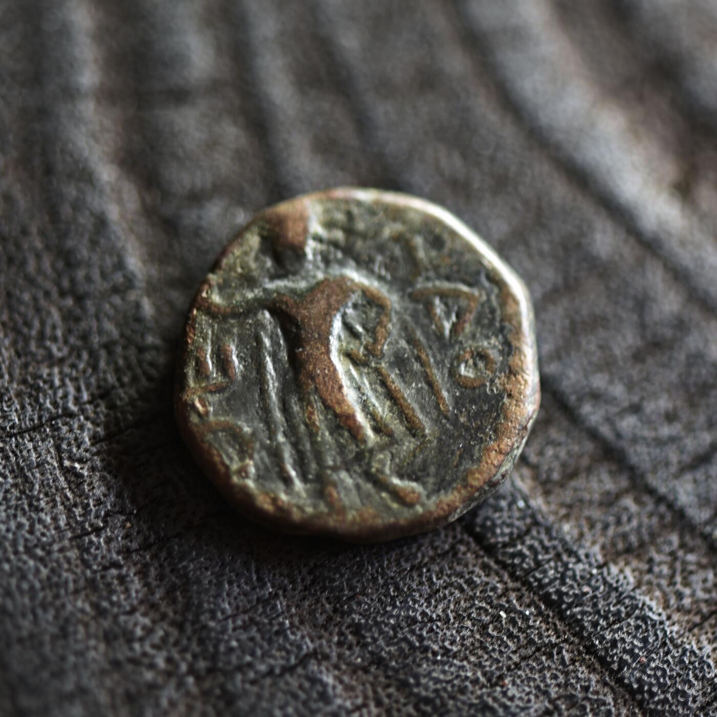 【良泉】【2025年最后一场】12月18日晚19.30点开拍！188组【直播场】西方古代钱币、丝路杂项、印章！ 佛教的三大护法王——迦腻色伽一世，公元128-158年【古印度】贵霜王朝，月神“玛奥”，一德拉克马铜币，4.68克