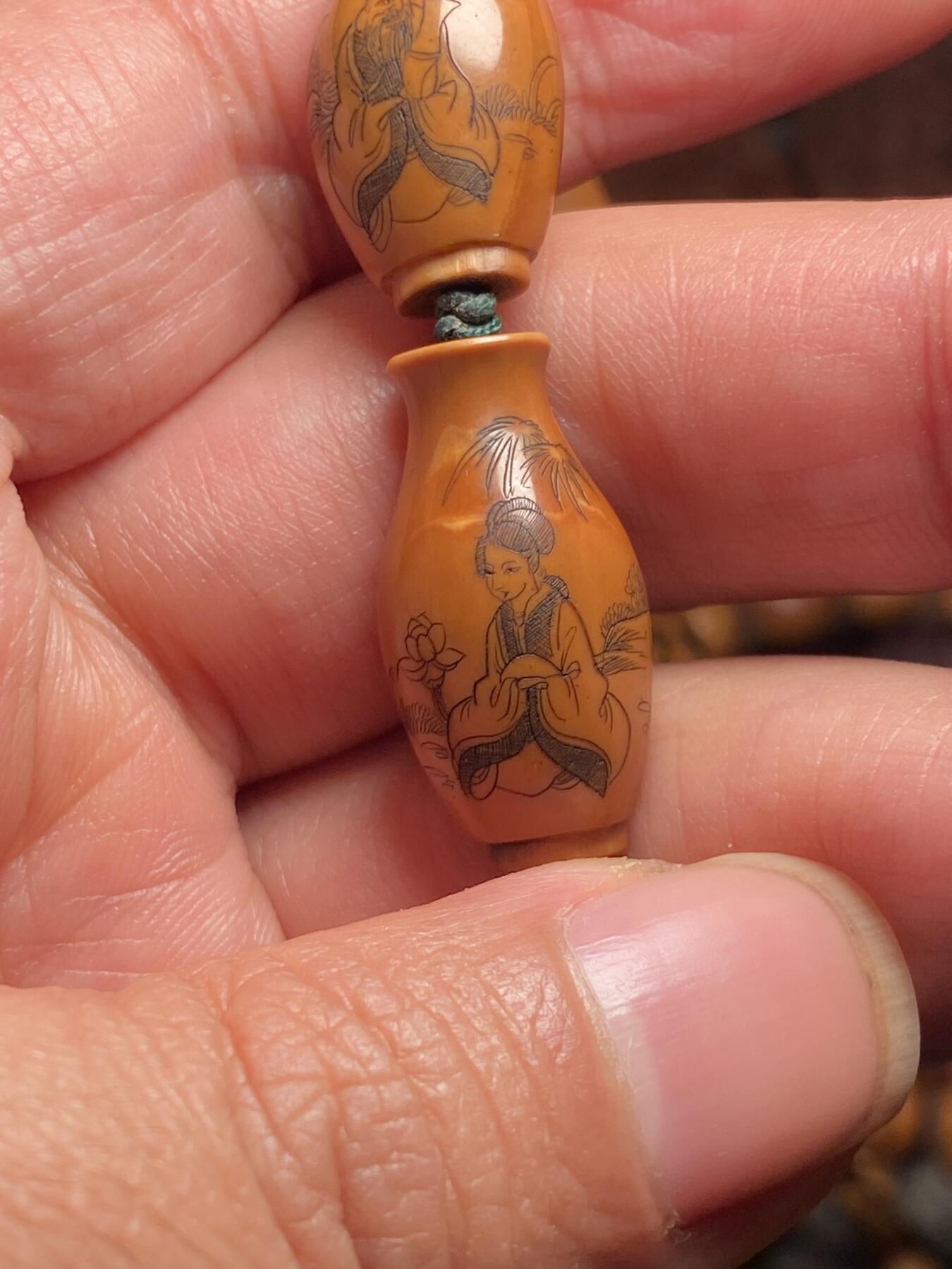 中国非物质文化遗产，苏工核雕 福利苏工核雕，纯手工雕刻，老苏工精品二花四季平安，八仙过海各显神通个性十足，等待有缘人尺寸1。4x2.6喜欢的来