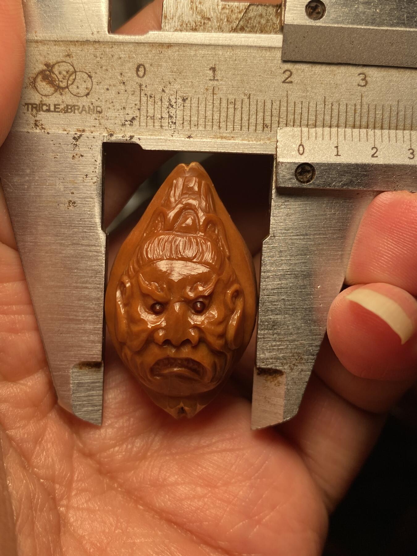 中国非物质文化遗产，苏工核雕 福利苏工核雕，纯手工雕刻，老苏工门神，个性十足，等待有缘人，市场无同款，尺寸2。2x3.7喜欢的来