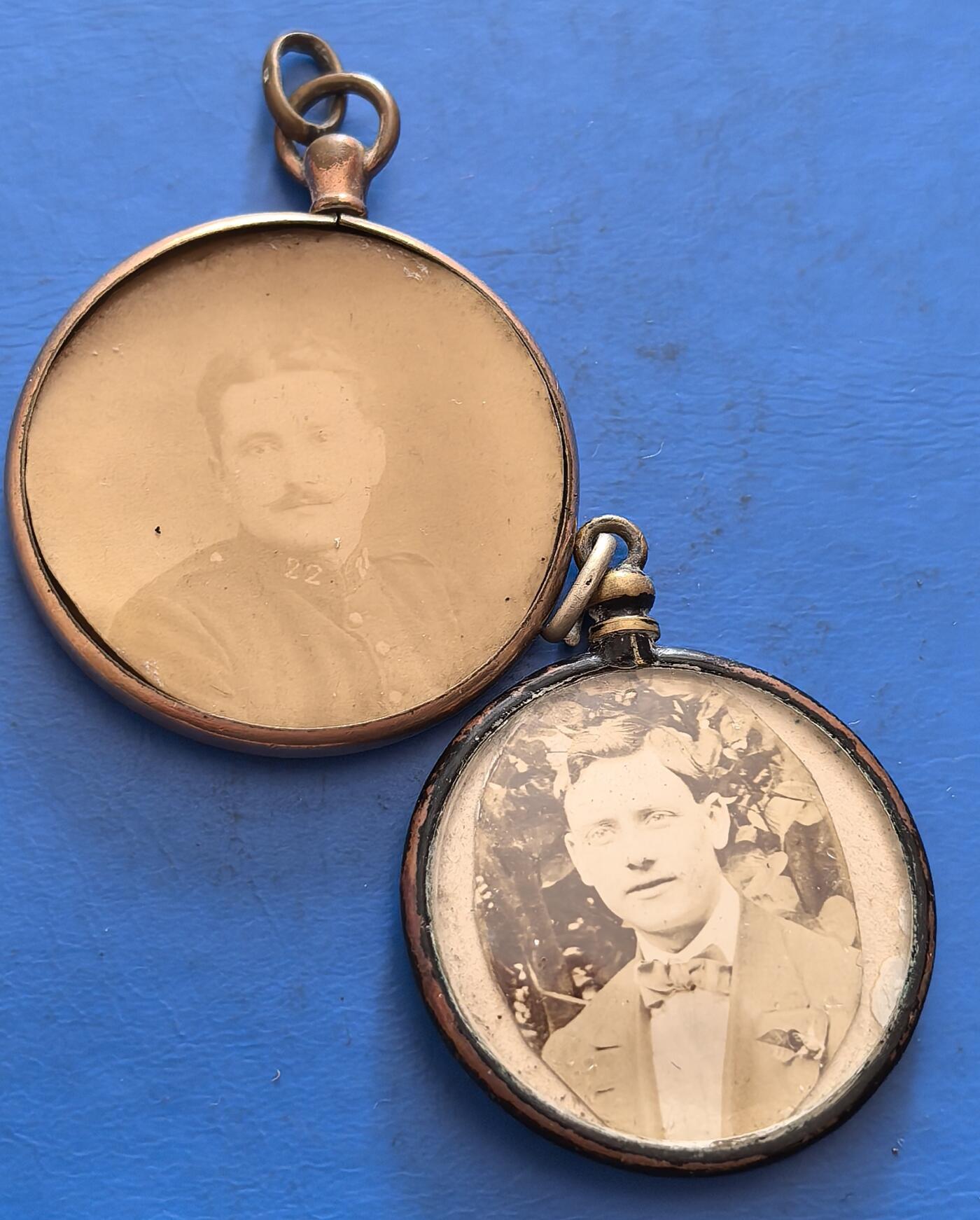 外国优质老铜币银币，周六九点倒数截拍，满百包邮，可寄存半年，喜欢朋友微信扫描二维码可直接参拍 欧洲人物吊坠2枚