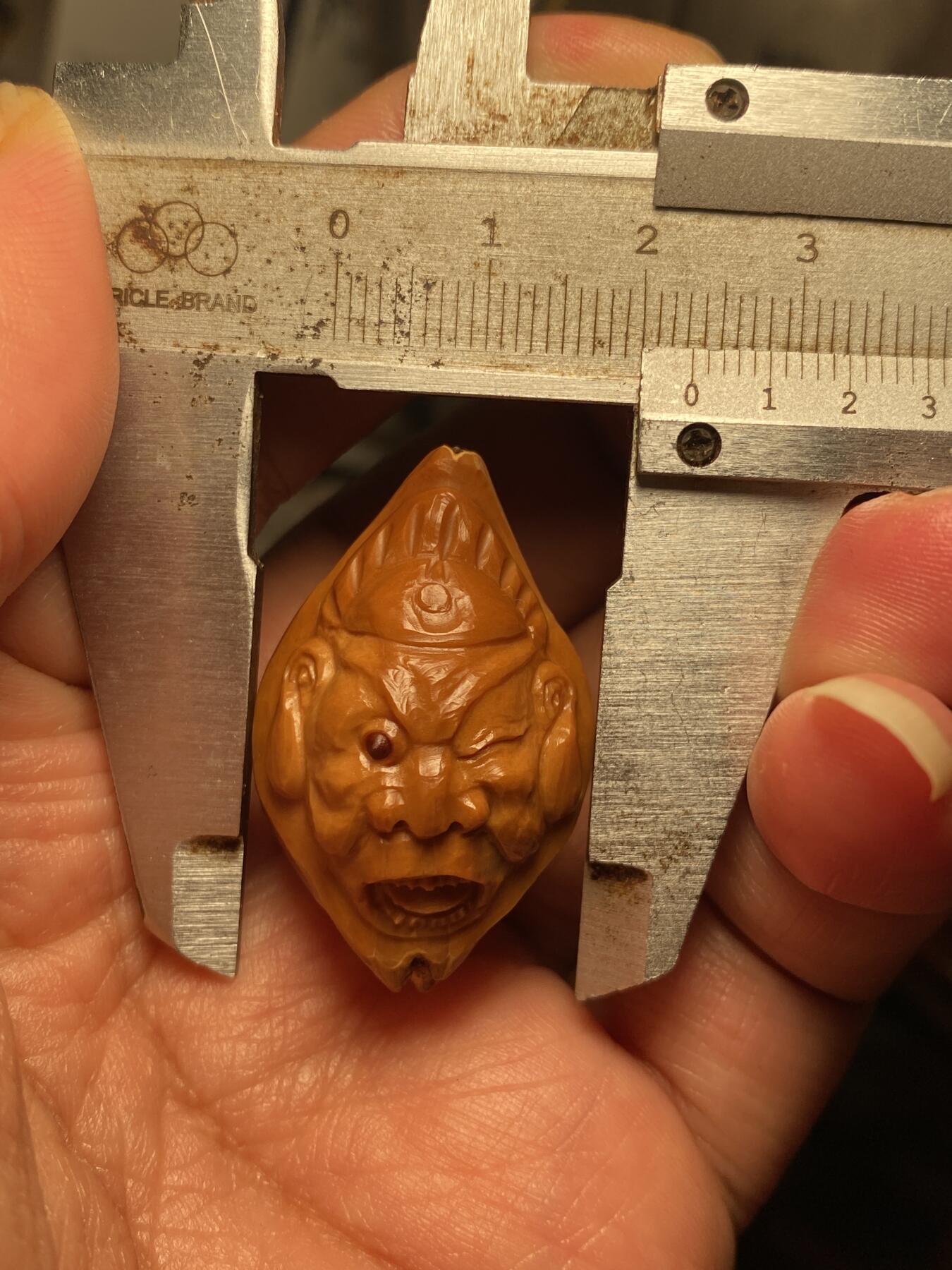 中国非物质文化遗产，苏工核雕 福利苏工核雕，纯手工雕刻，老苏工锦衣卫，个性十足，等待有缘人，市场无同款，尺寸2。35x3.6喜欢的来