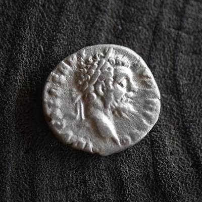 【良泉】【元旦直播场】1月1日晚19.30点开拍！208组西方古代钱币、日本朝鲜花钱 - 公元194-195年【古罗马】塞普提米乌斯·塞维鲁，背慷慨女神（既是一种美德，也是一种帝国宣传手段，由一位女神化身，代表皇帝向公众赠送礼物（congiarium）2.96克