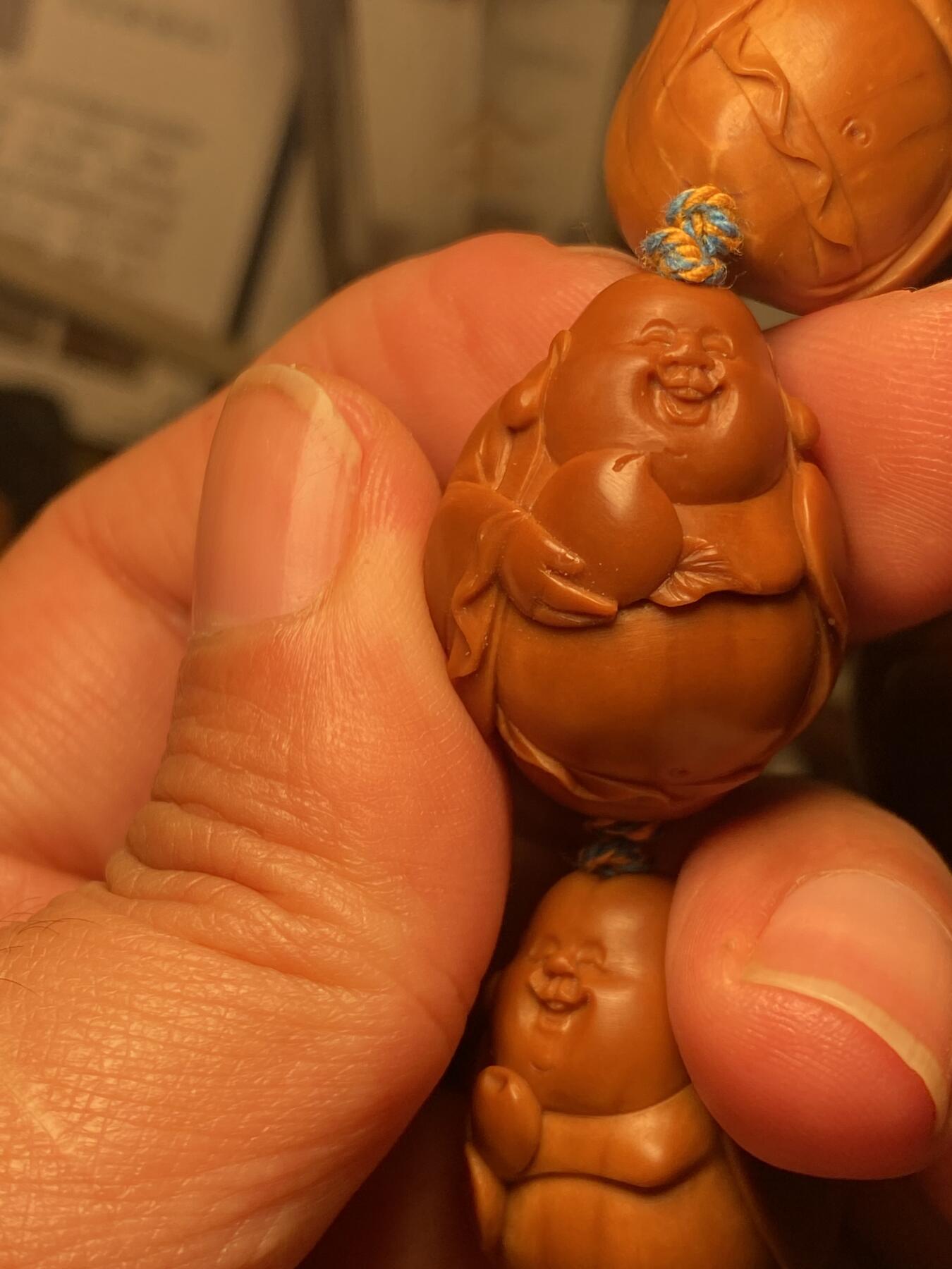 中国非物质文化遗产，苏工核雕 福利苏工核雕，纯手工雕刻，老苏工八宝弥勒，大尺寸，核质红，等待有缘人，市场无同款，尺寸2。3x2.9喜欢的来