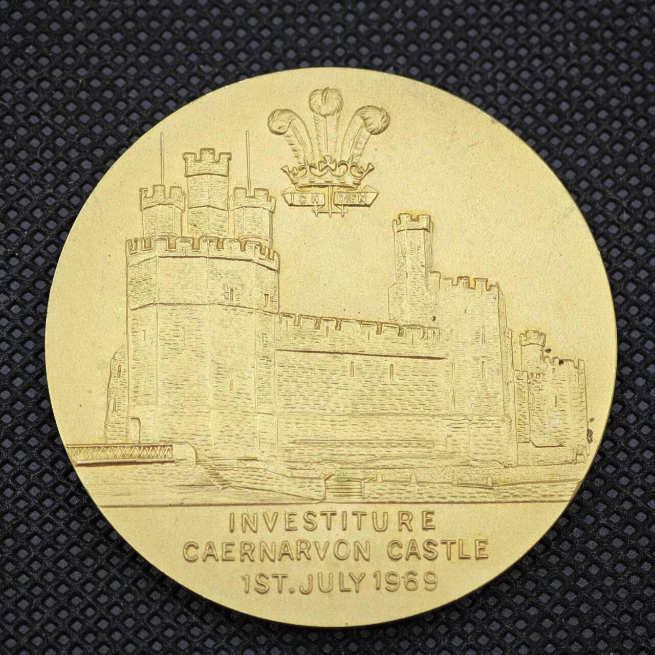 【淘币小摊】限时拍第八百一十六拍  纪念章场  满百包邮可预留两周  周一统一发货  1969年查尔斯王子威尔士亲王卡那封城堡授衔仪式纪念章 直径51mm