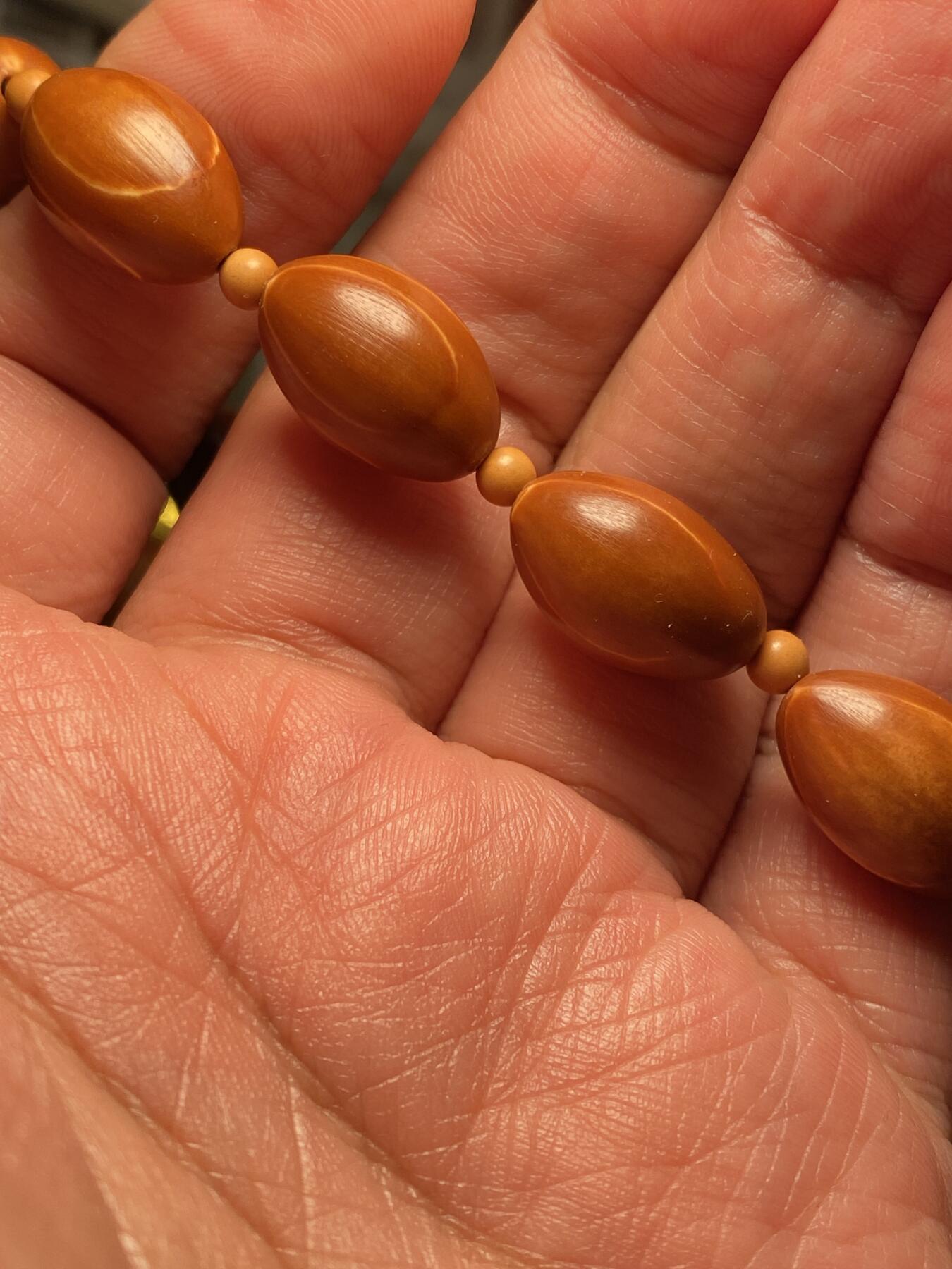 中国非物质文化遗产，苏工核雕 福利苏工核雕，小铁核小椭圆手串，等待有缘人，市场少见尺寸1。1x1.7左右喜欢的来