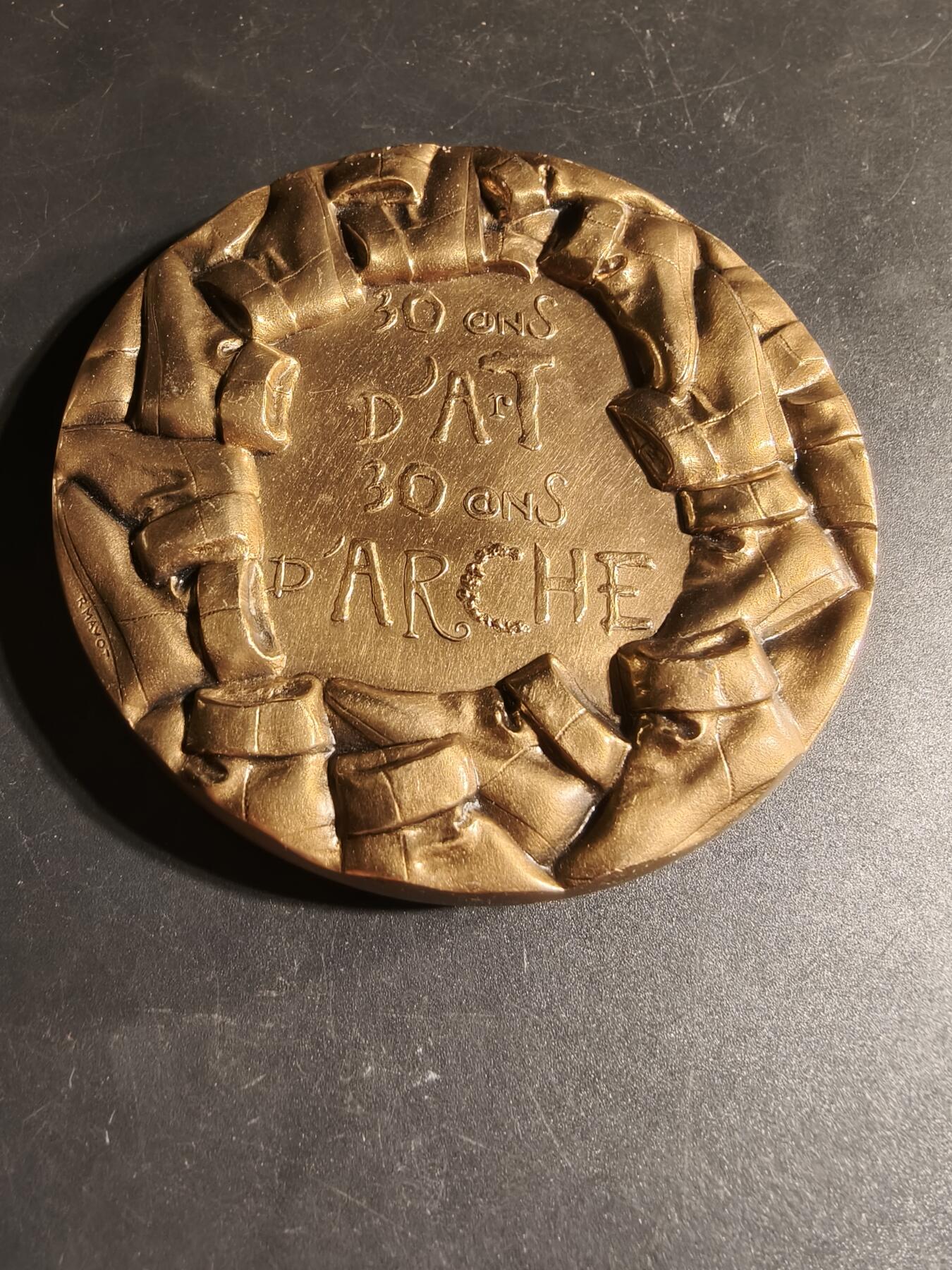 老王徽章第167期 法国艺术协会30周年镀金大铜章      高浮雕     “30年艺术、30年建筑”      直径94mm.    重量627.3g
