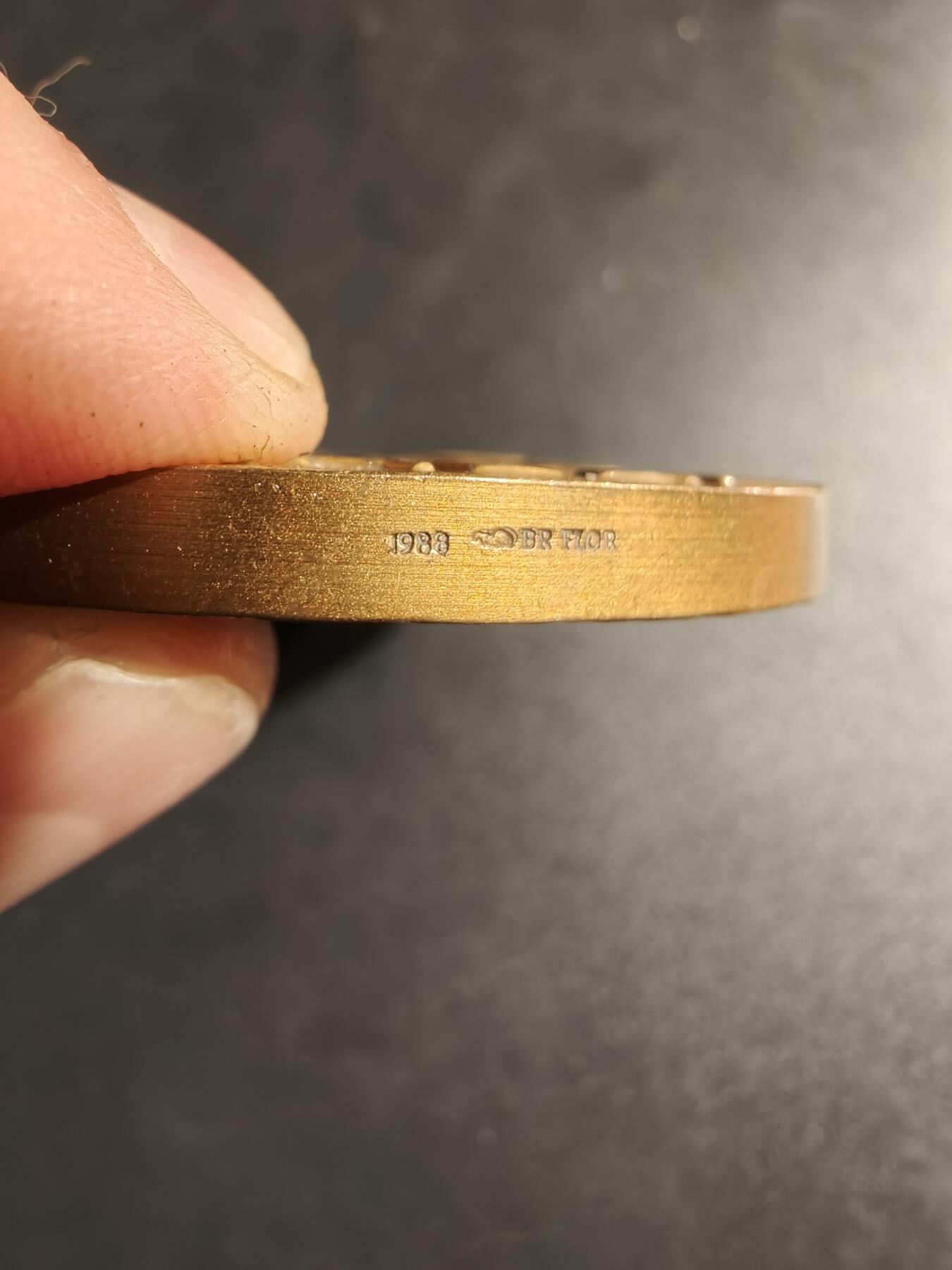 老王徽章第167期 法国勃艮第大区坦莱城堡大铜章     直径68mm.    重量168.9g.      坦莱城堡以其文艺复兴时期的建筑风格和壁画而闻名