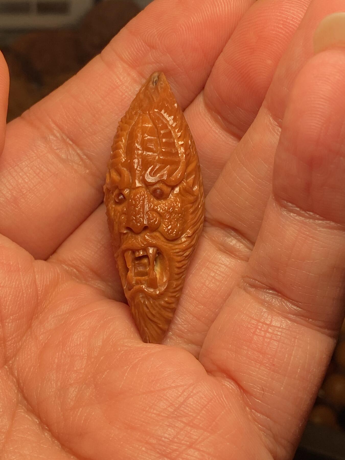 中国非物质文化遗产，苏工核雕 福利苏工核雕，纯手工雕刻，老苏工不动冥王，个性十足，等待有缘人尺寸1。75x4.9喜欢的来