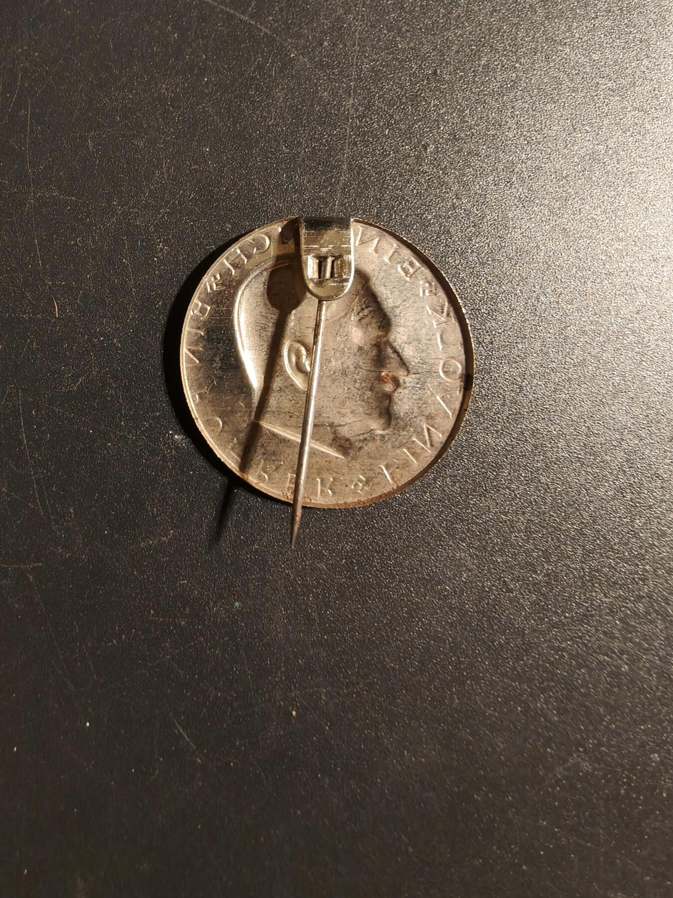 老王徽章第167期 德三小胡子（一个民族，一个帝国，一个元首）口号证章