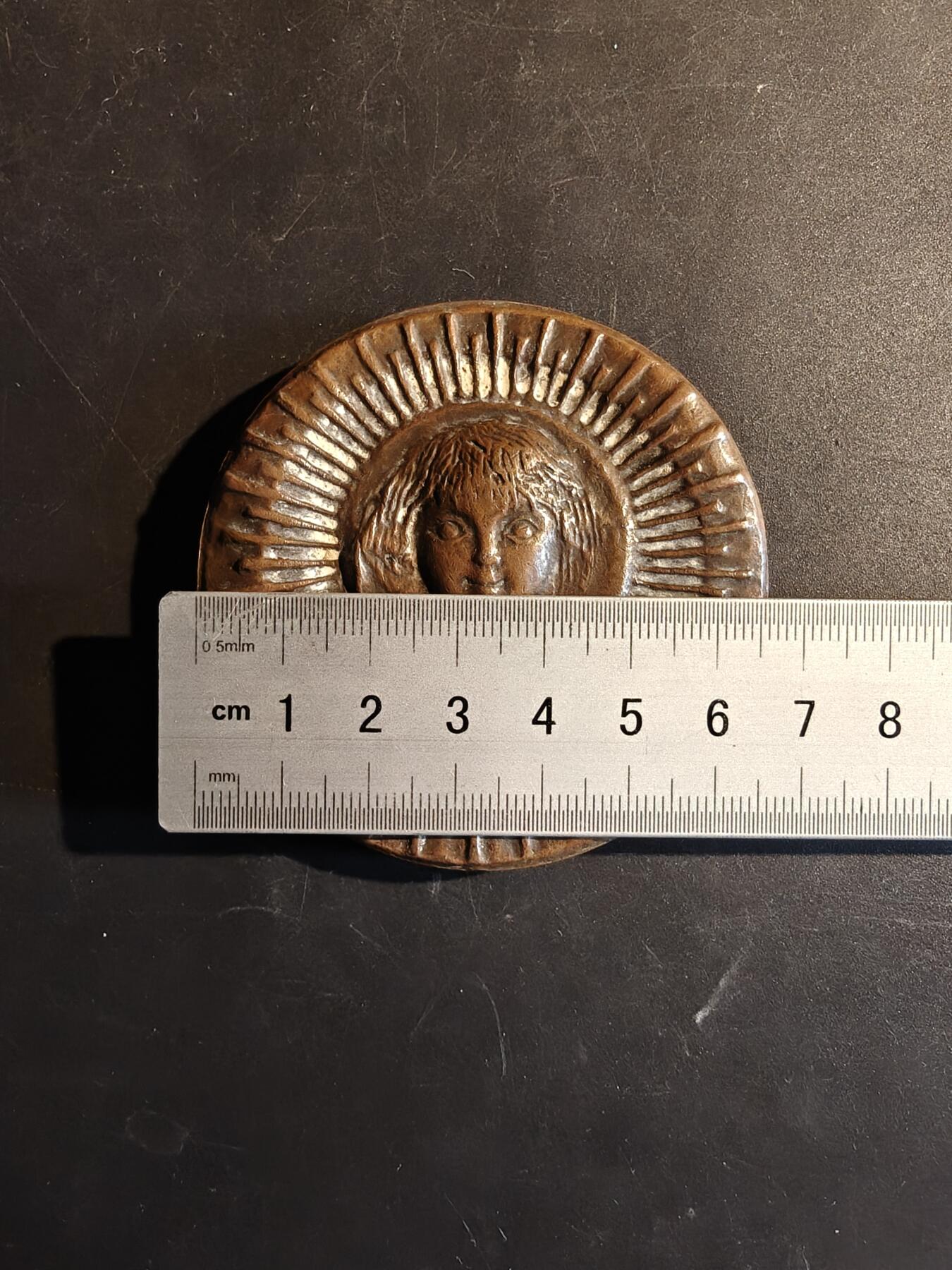 老王徽章第167期 法国SOS儿童村大铜章     直径68mm.    重量262.9g