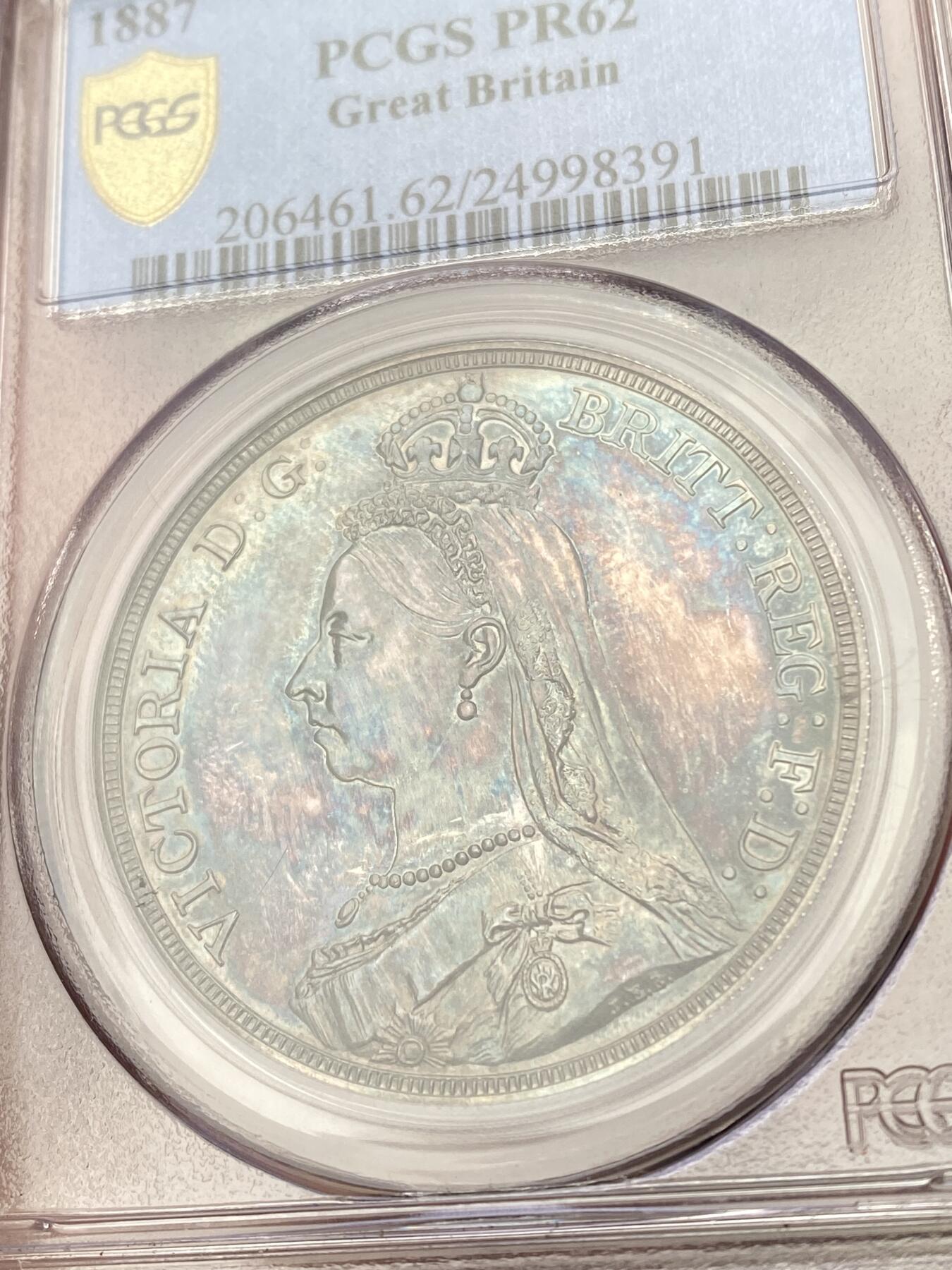 万国钱币拍卖第056期 PCGS PR62 1887英国维多利亚女王高冠马剑精制克朗  发行量仅1084枚的精制马剑 与爱七Matte和乔五木马相比依旧保留了古典时代的韵味 而精制工艺也达到了巅峰水准 双面厚重乌云五彩 全镜面底板 PC老评水晶盒
