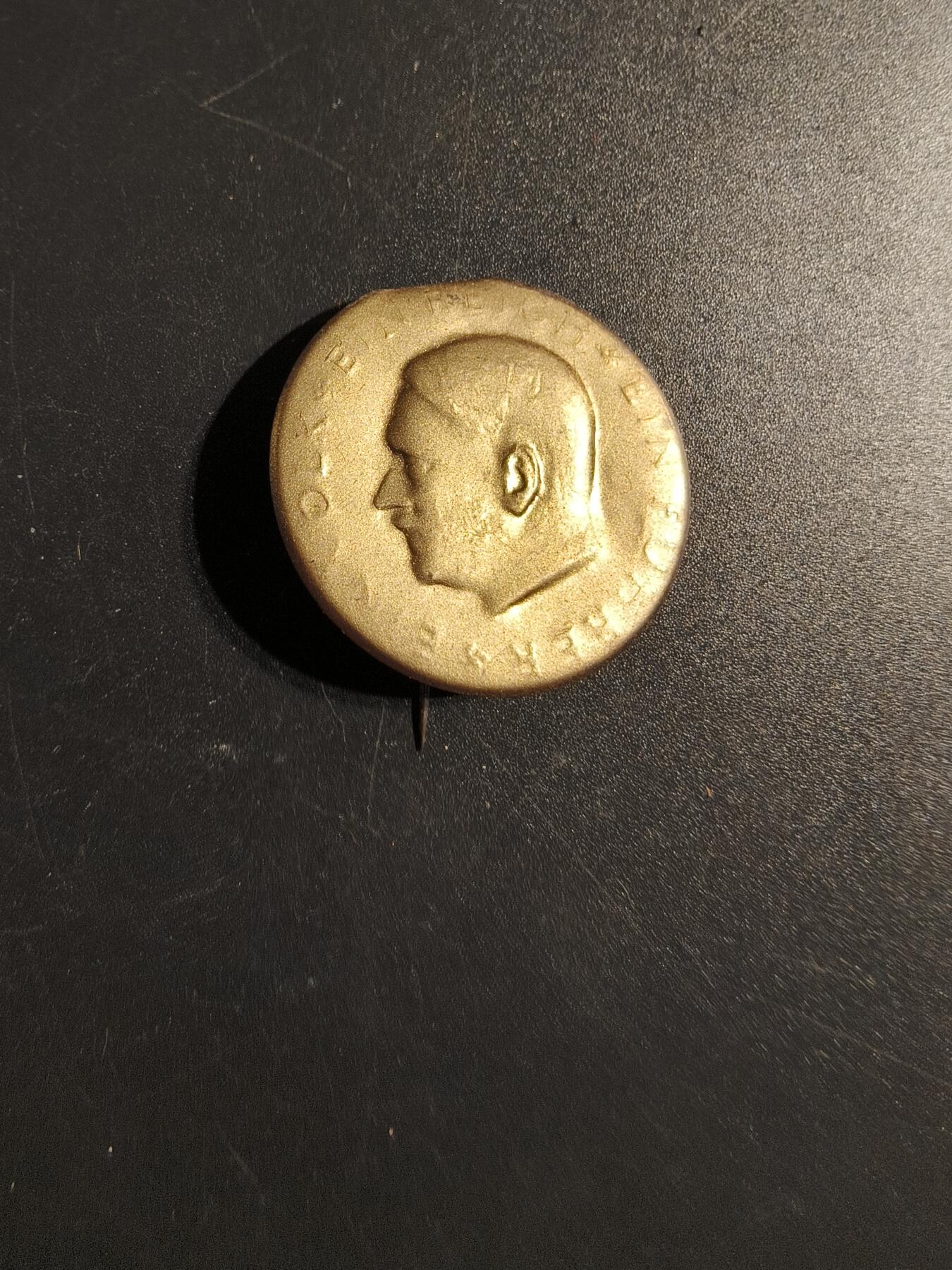 老王徽章第167期 德三小胡子（一个民族，一个帝国，一个元首）口号证章