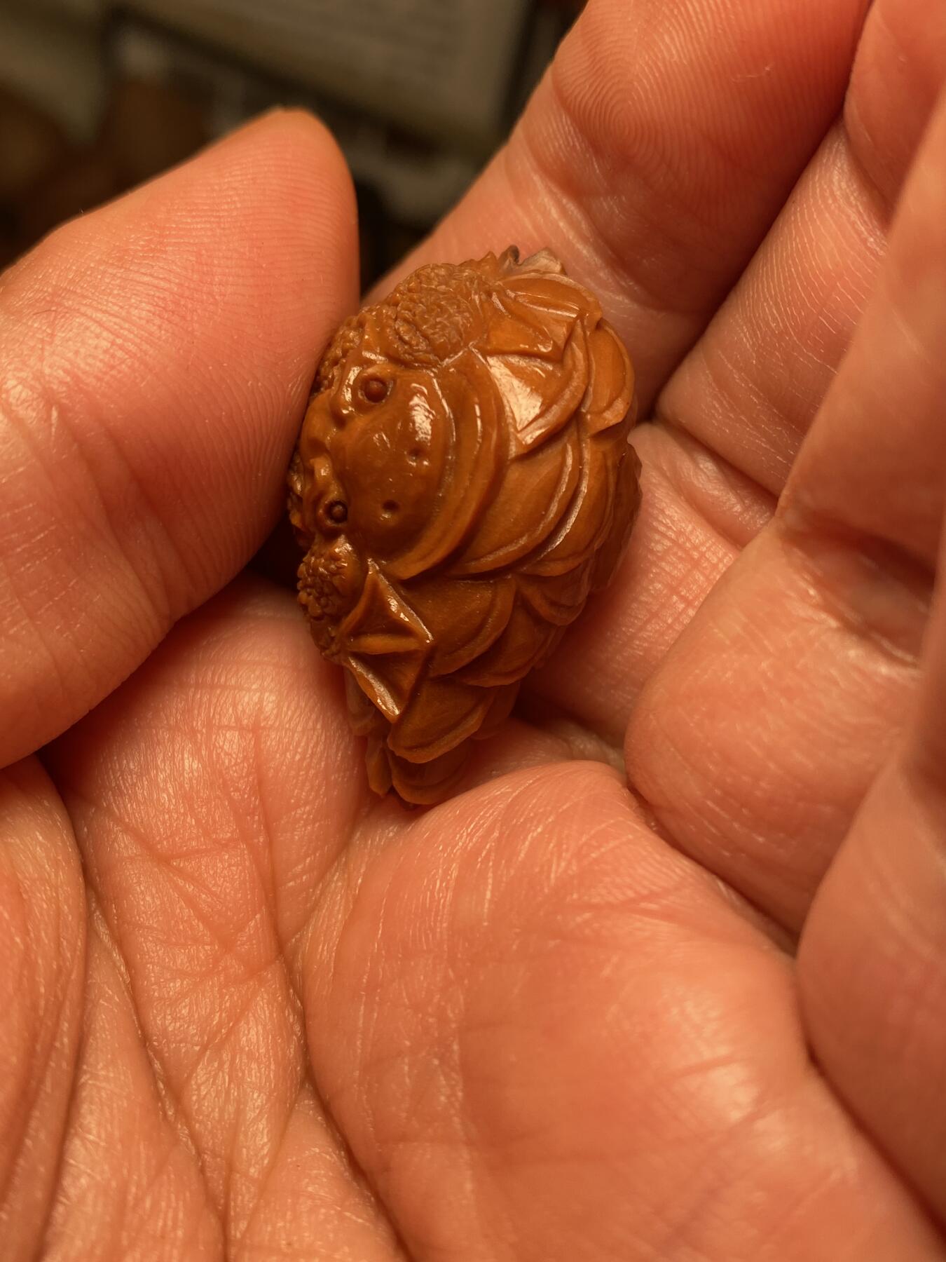 中国非物质文化遗产，苏工核雕 福利苏工核雕，纯手工雕刻，老苏工，招财进宝，金蟾，个性十足，等待有缘人，市场无同款，尺寸2。15x3.5喜欢的来