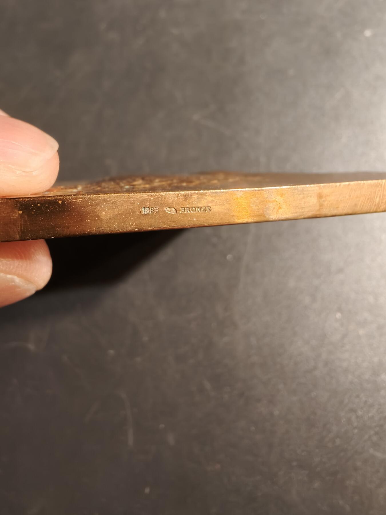 老王徽章第167期 法国金婚方形大铜章     尺寸78×58mm.    重量203.1g