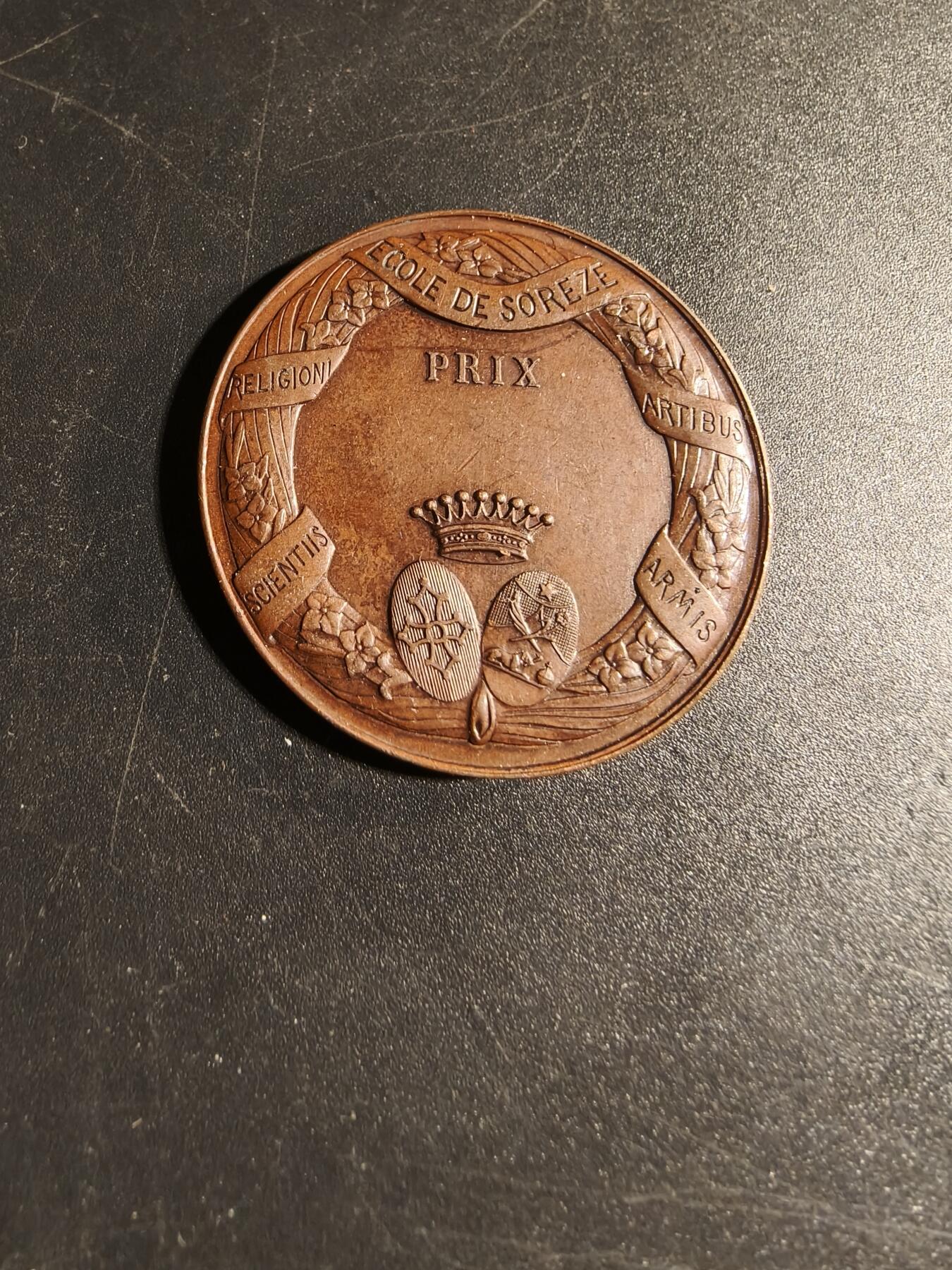 老王徽章第167期 法国苏雷兹学校大铜章     正面为法国著名政治家拉克代尔     直径36mm.    重量20.9g