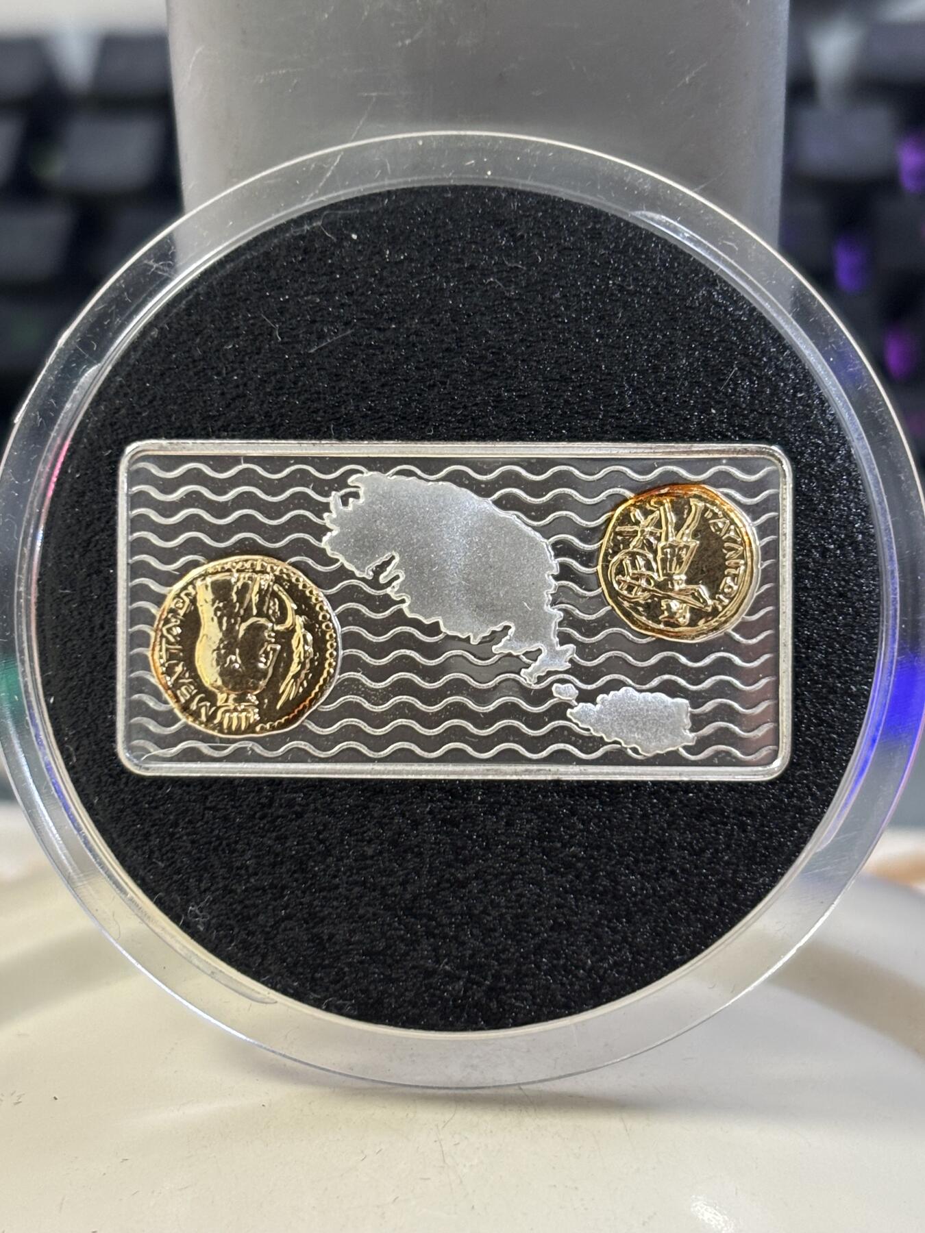 第184期拍卖 马耳他2000年千禧年系列长方形镶嵌币中币纪念银币，925银，15克，发行15000枚，有氧化