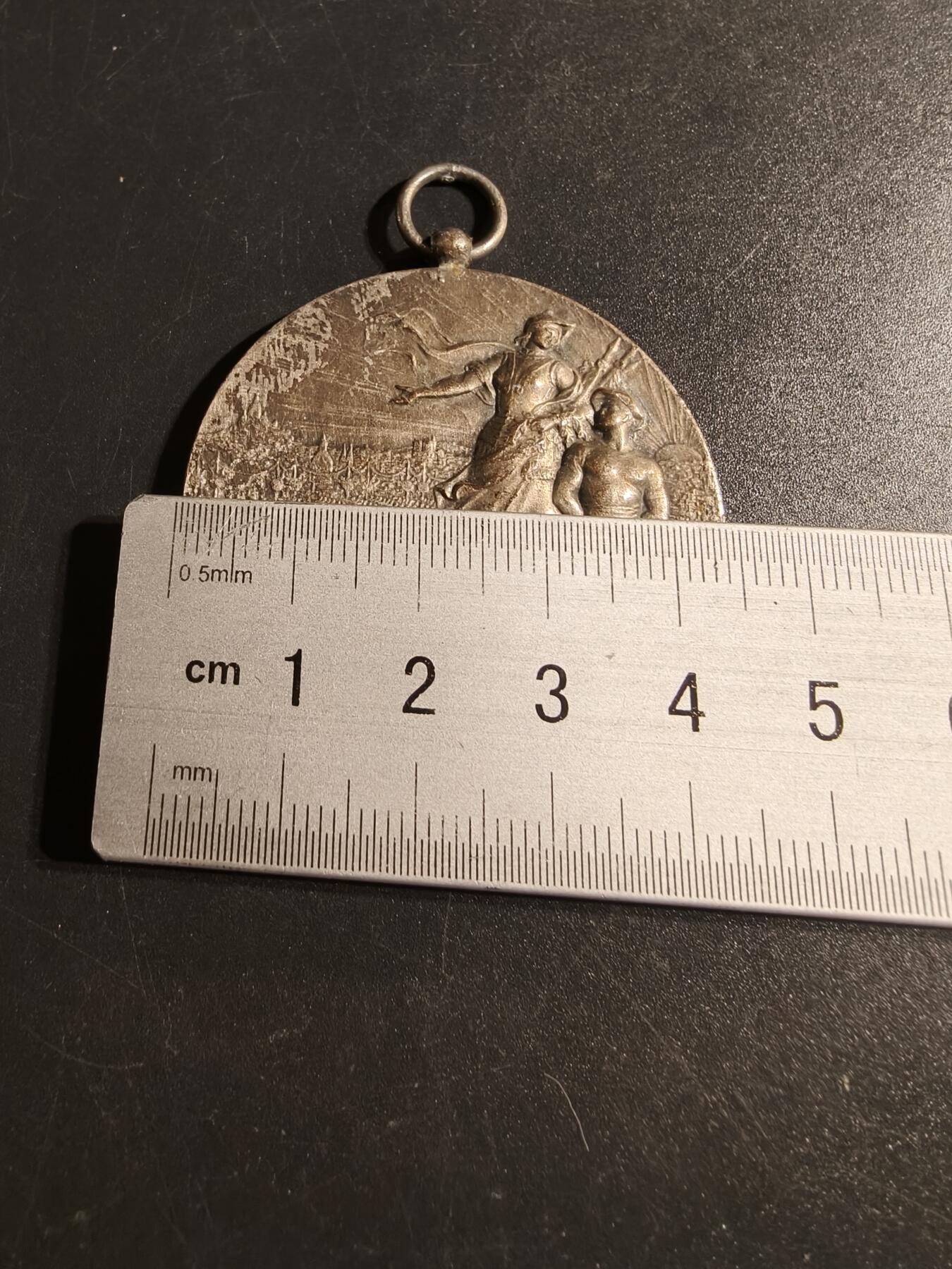 老王徽章第167期 法国体育协会镀银铜奖章     直径44mm.   重量44.9g