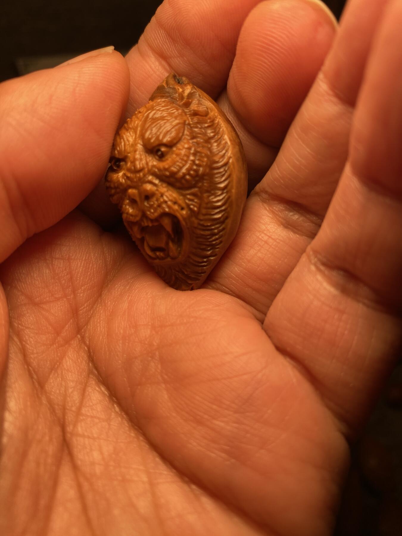 中国非物质文化遗产，苏工核雕 福利苏工核雕纯手工雕刻，老苏工君临天下，狮虎兽，个性十足，表情丰富，等待有缘人，市场无同款，尺寸2。6x3.95喜欢的来